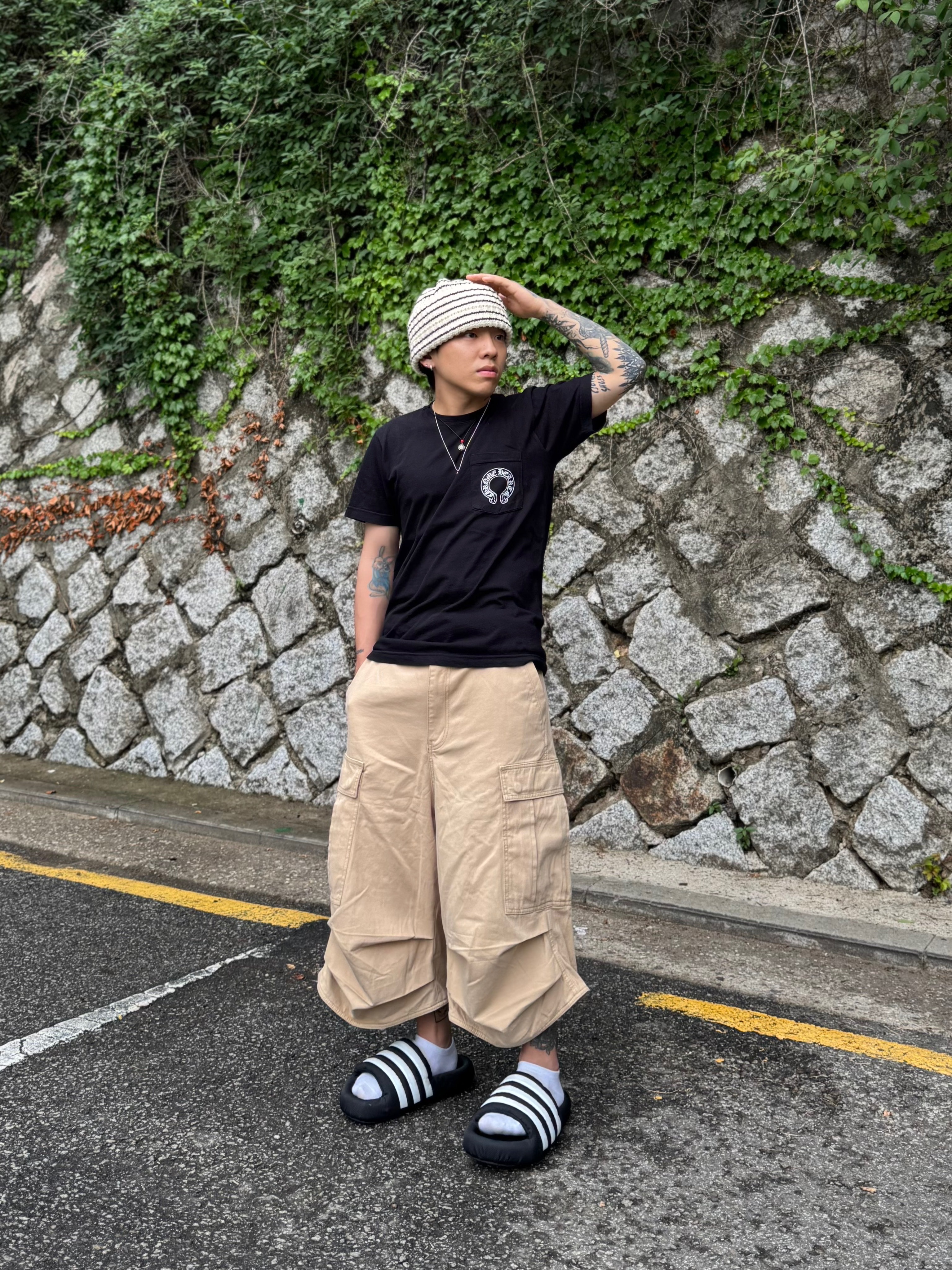 Adidas Adilette 24 Core Black Cloud White, NOD Stone Washed Cargo Shorts Beige 착용 스타일 - 4