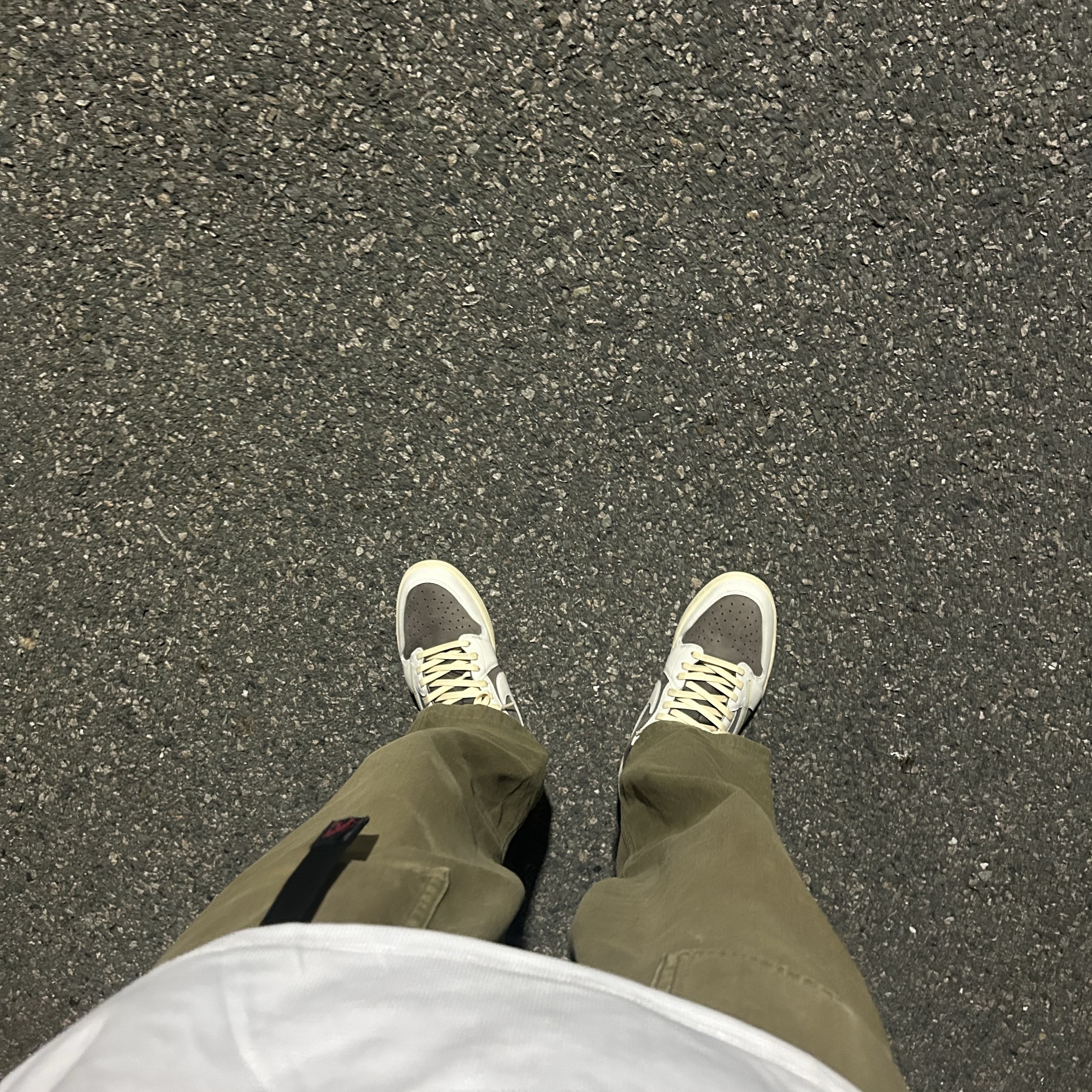 Jordan 1 x Travis Scott Retro Low OG SP Sail and Ridgerock 착용 스타일