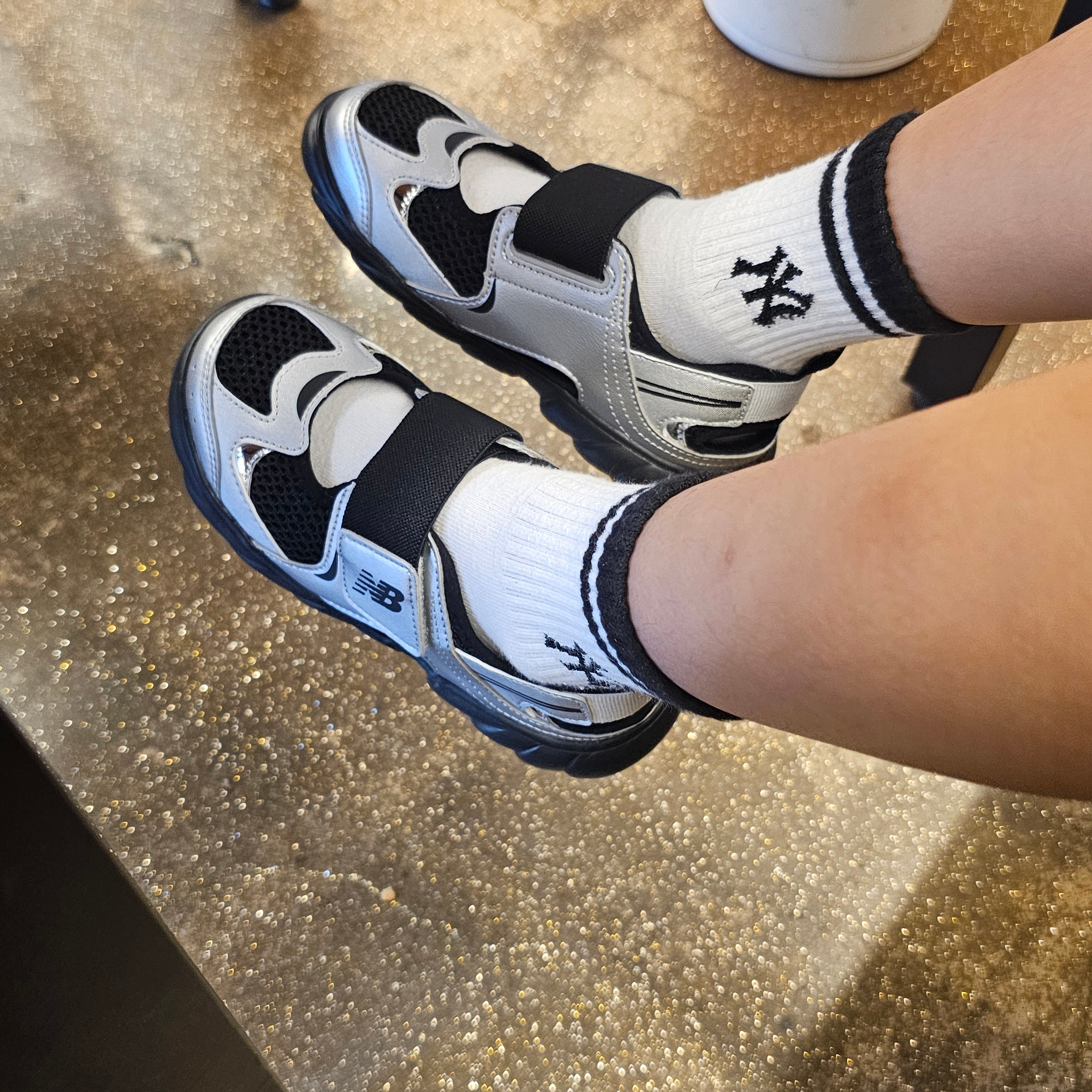(Kids) New Balance Freedle 920 Sandal Gray 착용 스타일