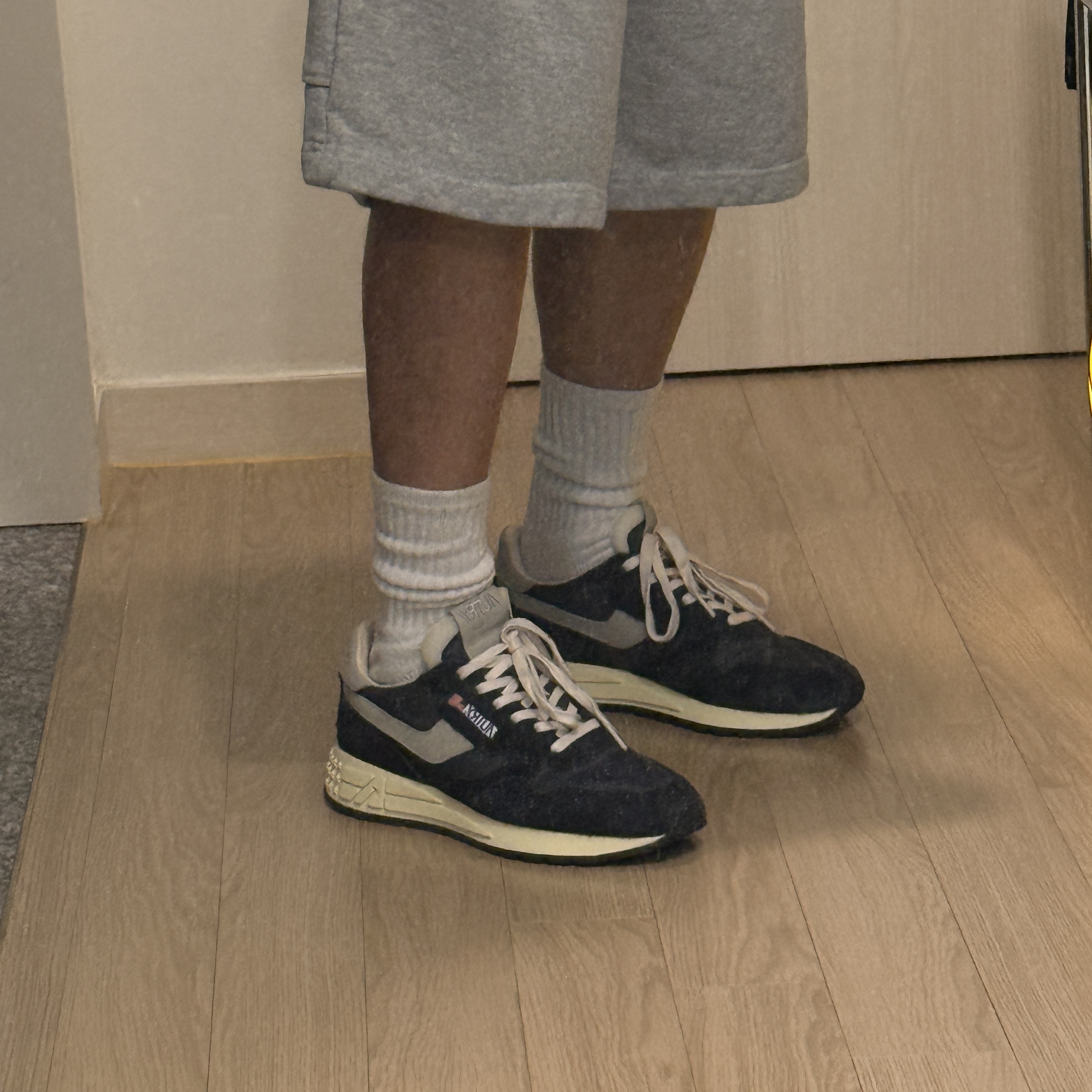 Autry Reelwind Low Nylon Suede Sneakers Black 착용 스타일 - 3