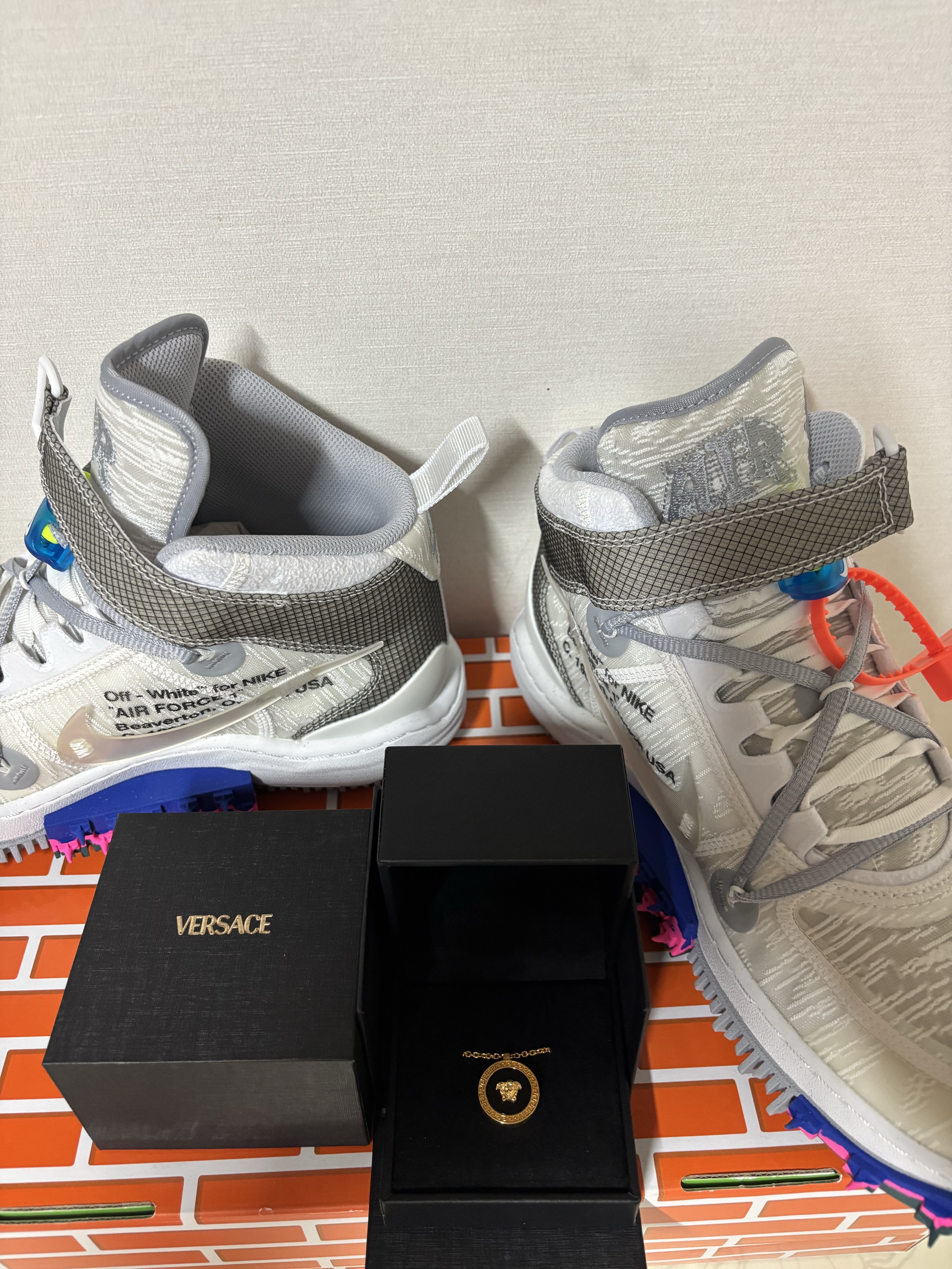 Versace Enamel Medusa Necklace Black Gold, Nike x Off-White Air Force 1 Mid SP White 착용 스타일