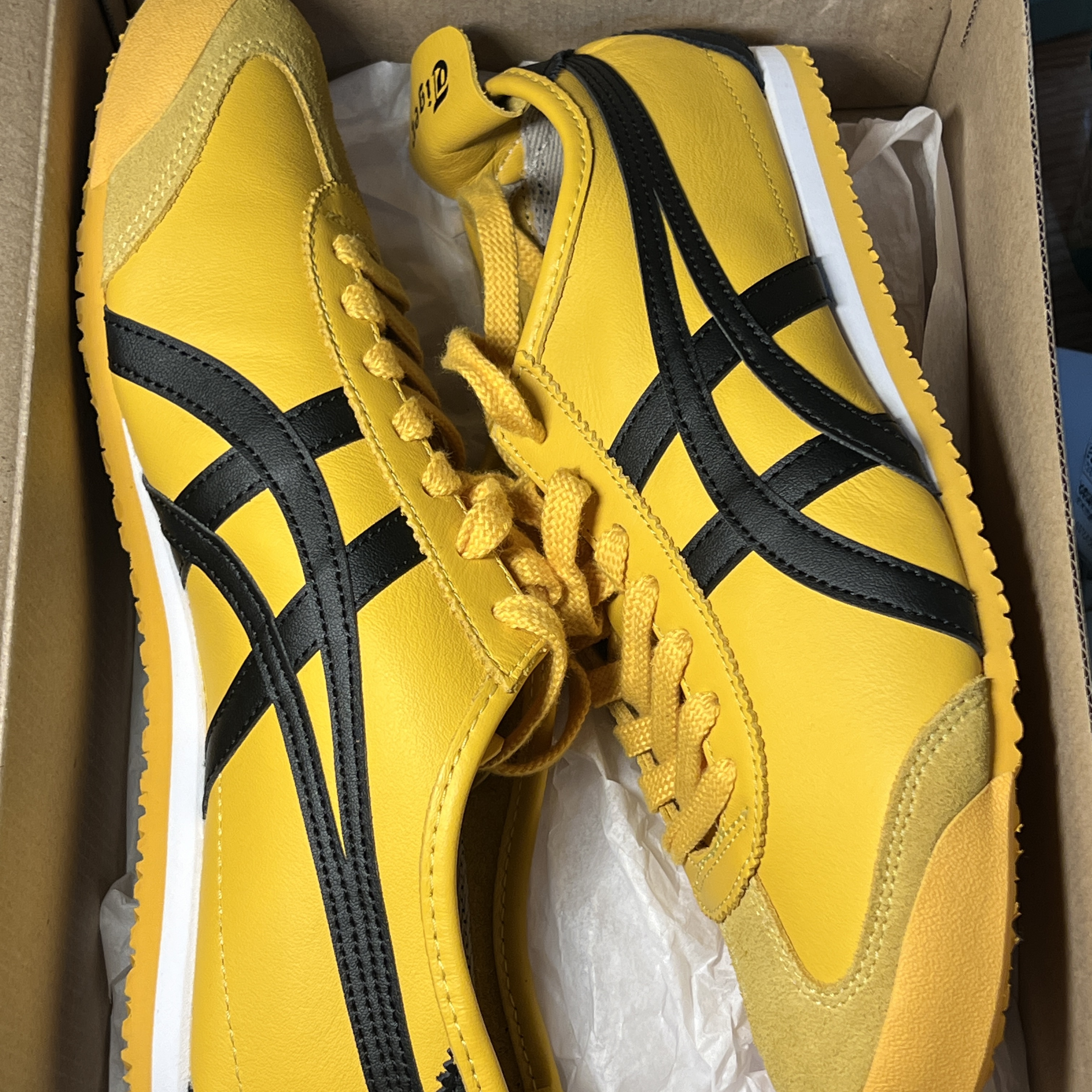 Onitsuka Tiger Mexico 66 Yellow Black 착용 스타일 - 2