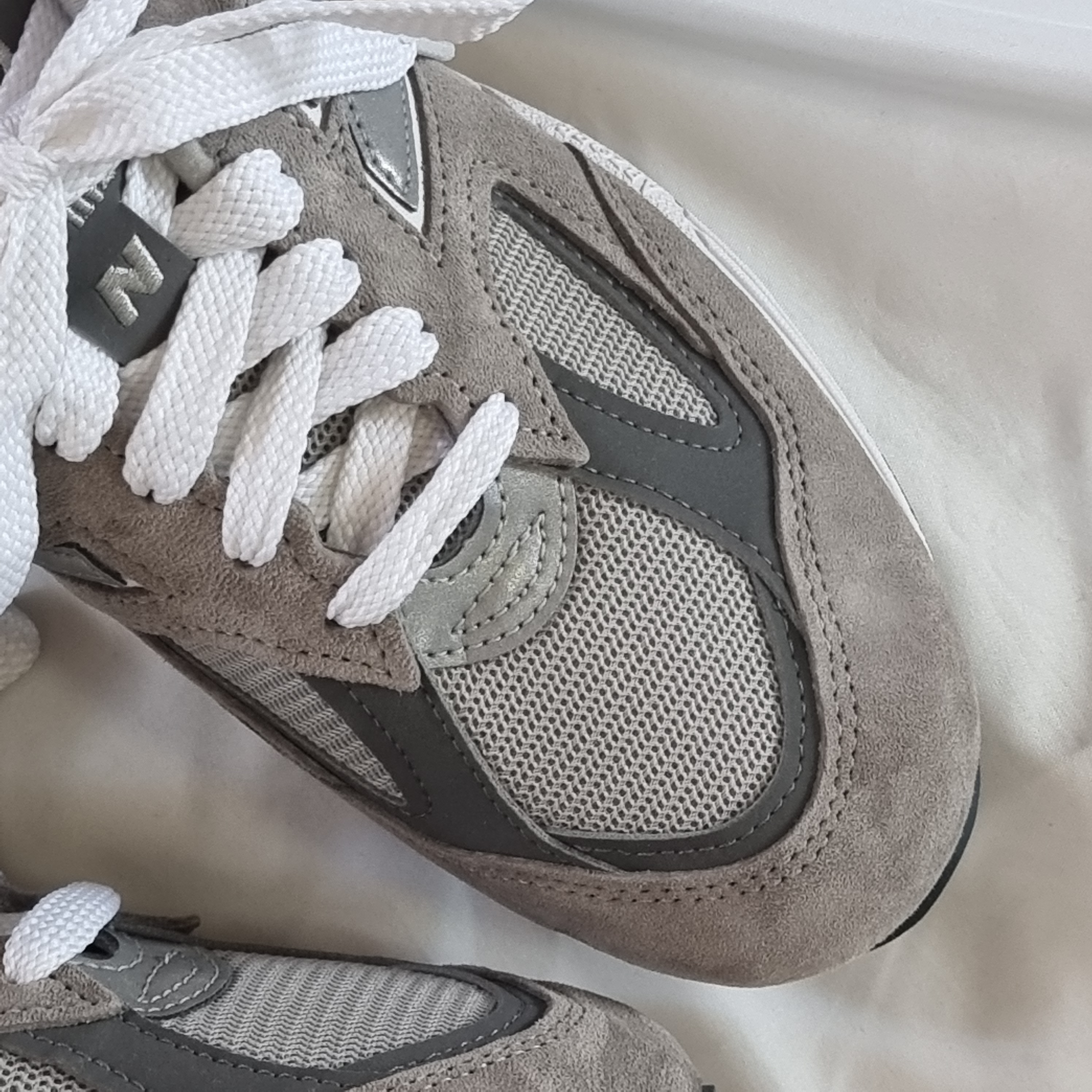 New Balance 990v2 Made in USA Grey 착용 스타일 - 3