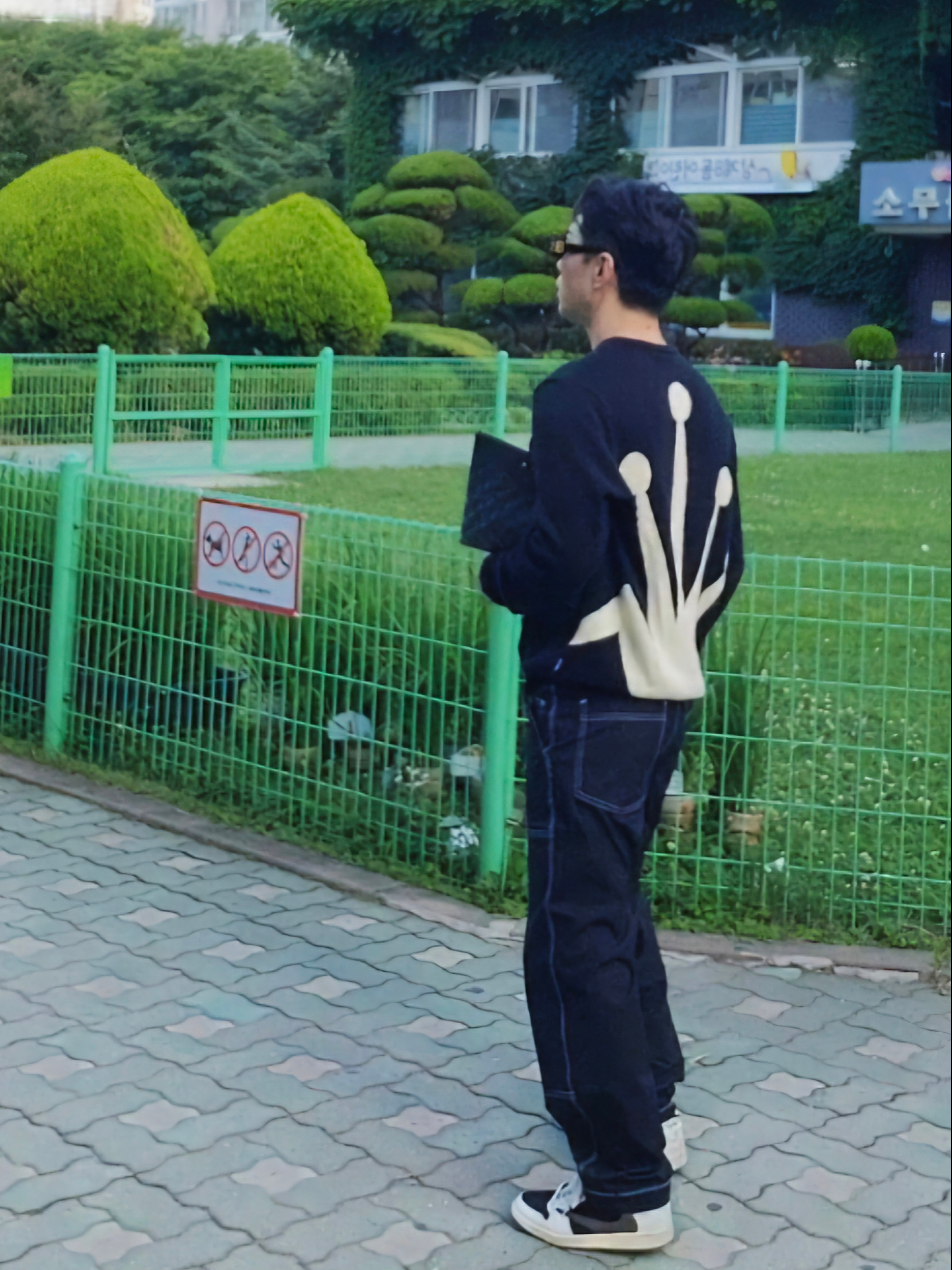 Stussy Bent Crown Sweater Black, Jordan 1 x Travis Scott Retro Low OG SP Reverse Olive 착용 스타일 - 2