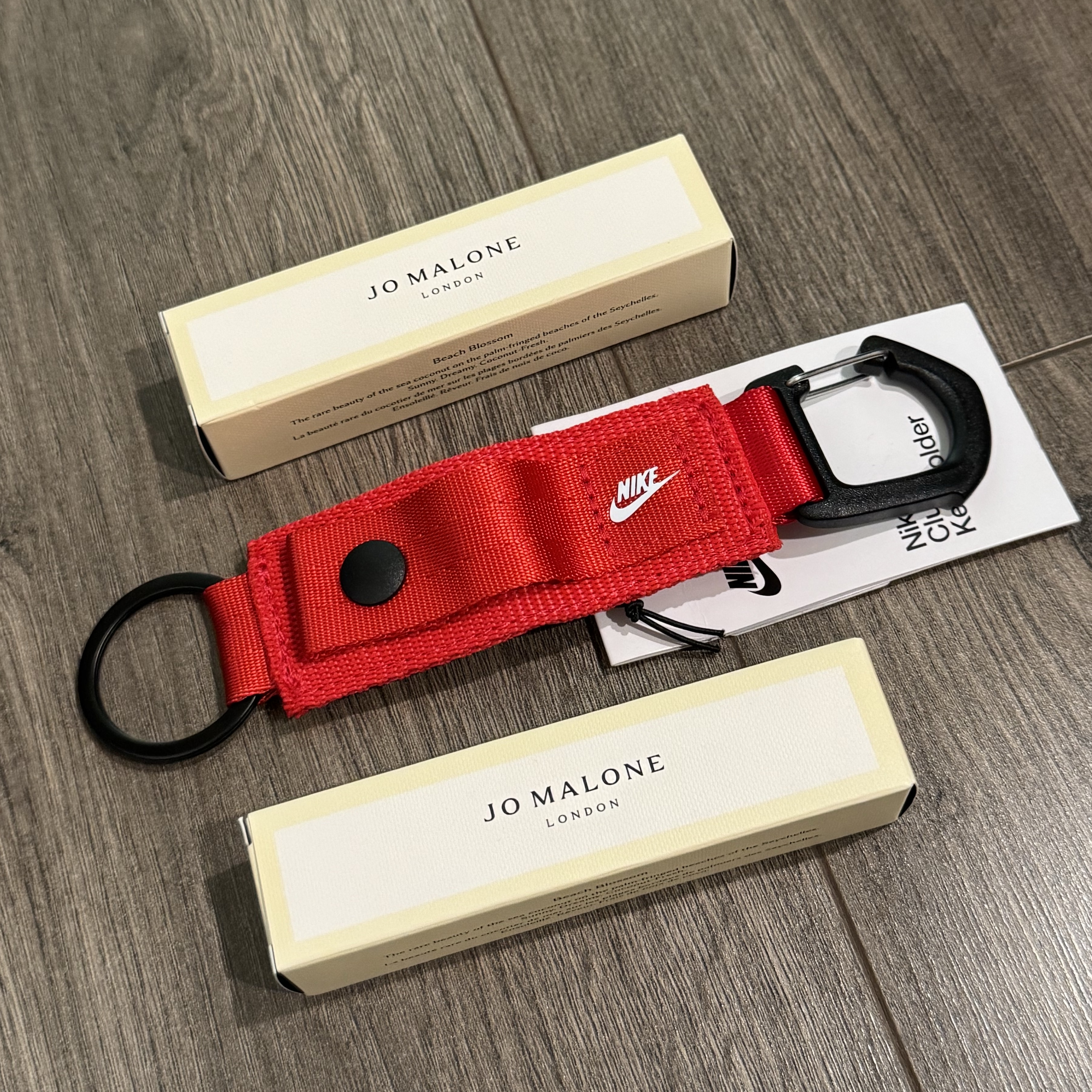 Nike Club Key Holder Black White 착용 스타일