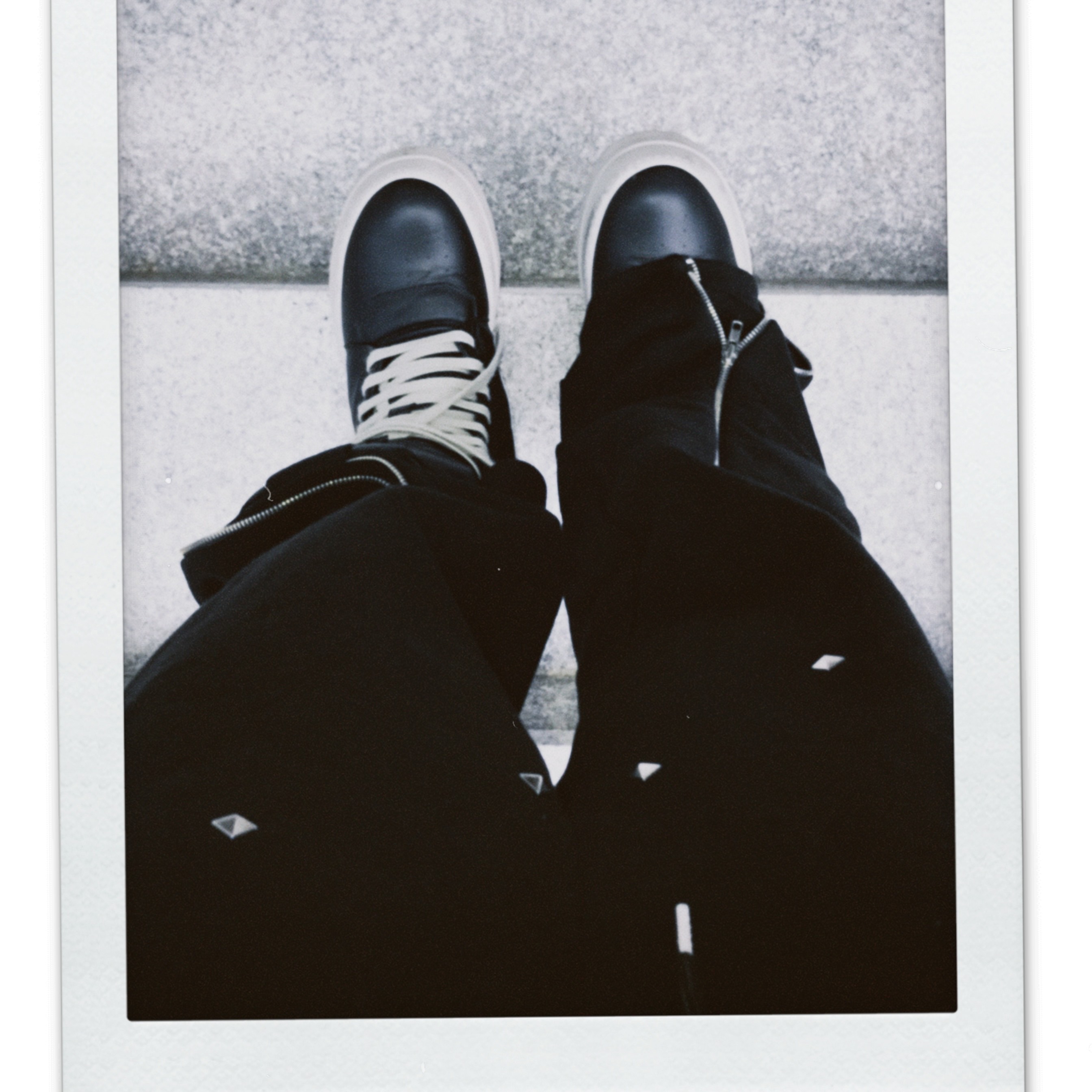 Smokeastar Diagonal Stud Zip Sweat Pants Black 착용 스타일 - 4