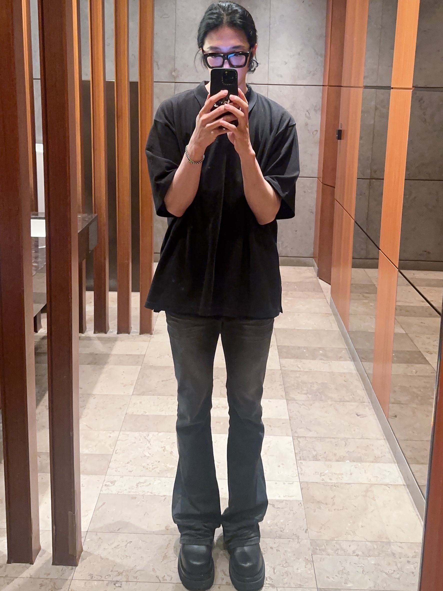 Undermycar Mu.114 Original Logo Washed Slim Flare Jeans Washed Black, Undermycar Mu.125 Original Logo Oversized Crop PK Shirts Black 착용 스타일