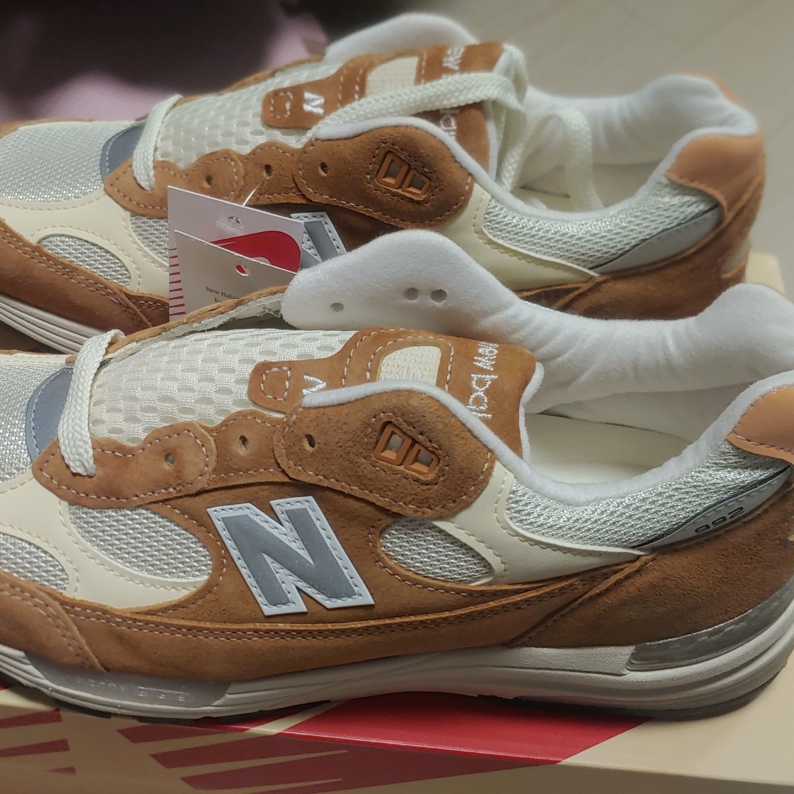 New Balance 992 Made in USA Sweet Caramel Calcium 착용 스타일