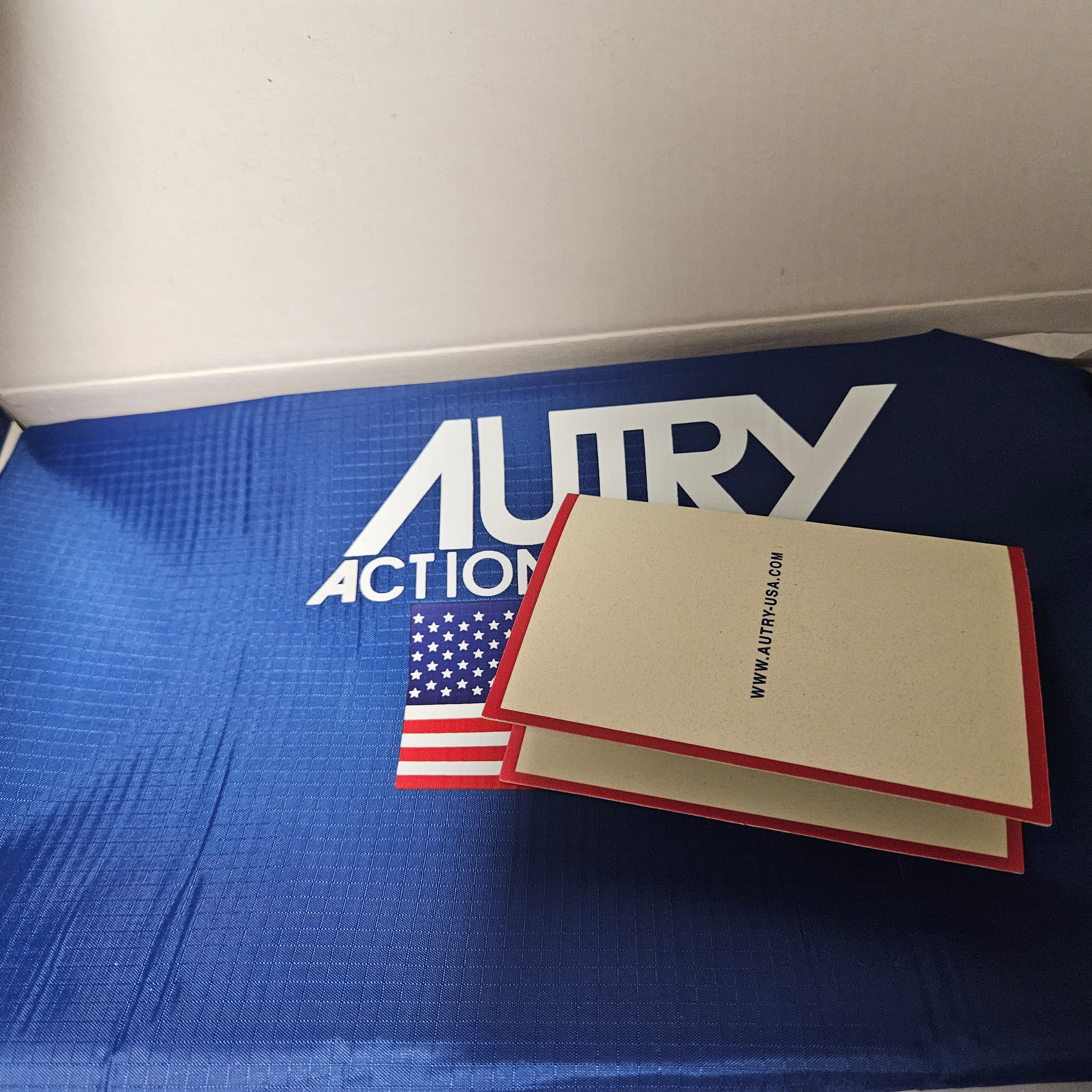 Autry Medalist Low Leather Sneakers Red White 착용 스타일