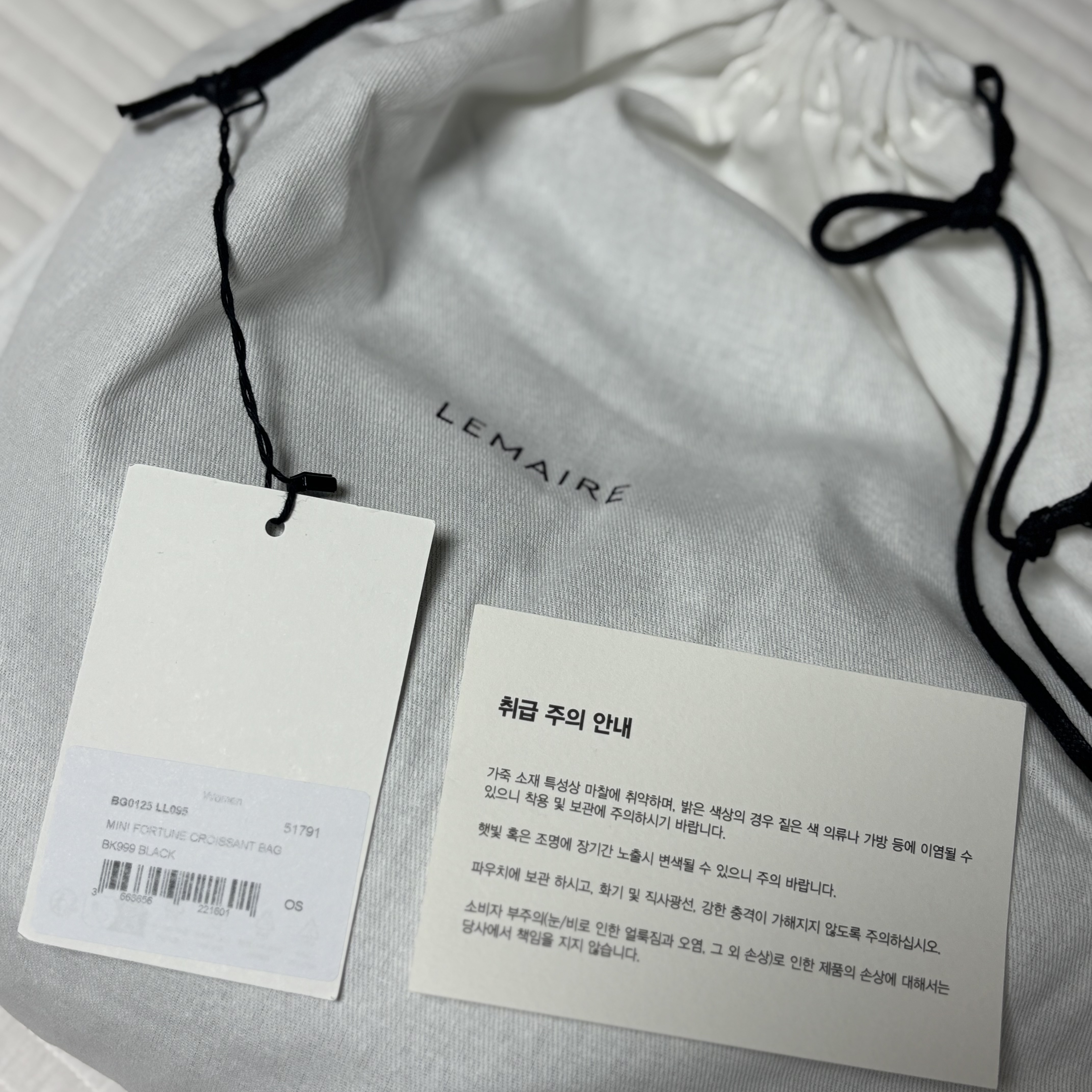 Lemaire Fortune Croissant Bag Soft Nappa Leather Black, Lemaire Mini Fortune Croissant Bag Soft Nappa Leather Black 착용 스타일 - 4