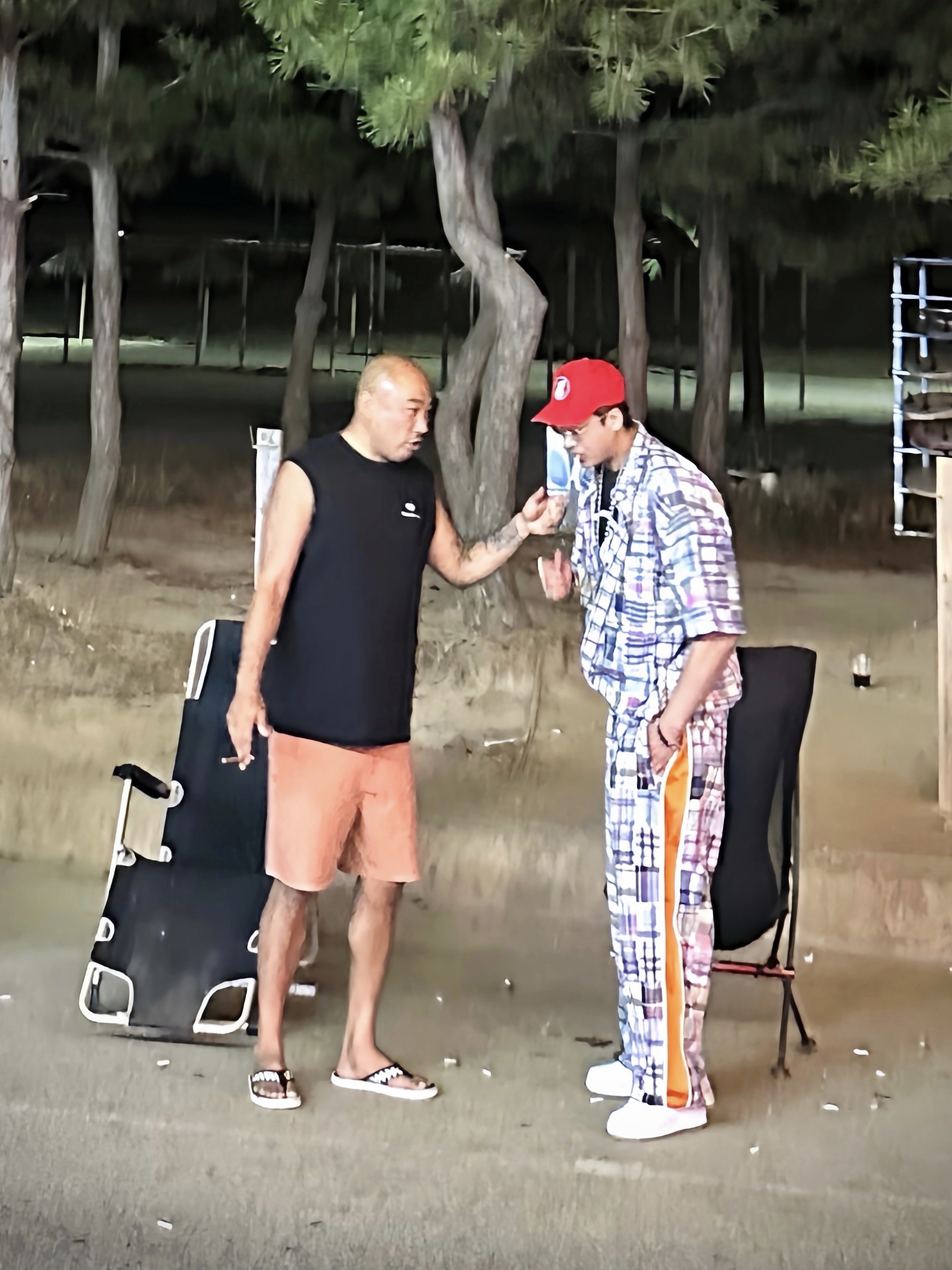 Supreme x GOODENOUGH 6-Panel Red - 25SS, Supreme x GOODENOUGH End Racism T-Shirt Black - 25SS 착용 스타일 - 1