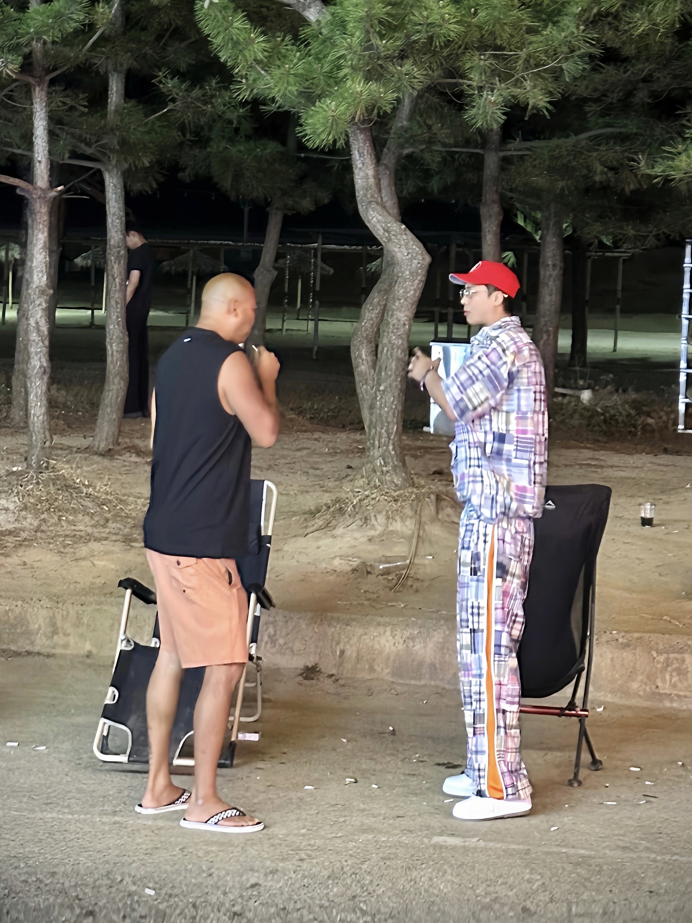 Supreme x GOODENOUGH 6-Panel Red - 25SS, Supreme x GOODENOUGH End Racism T-Shirt Black - 25SS 착용 스타일 - 4