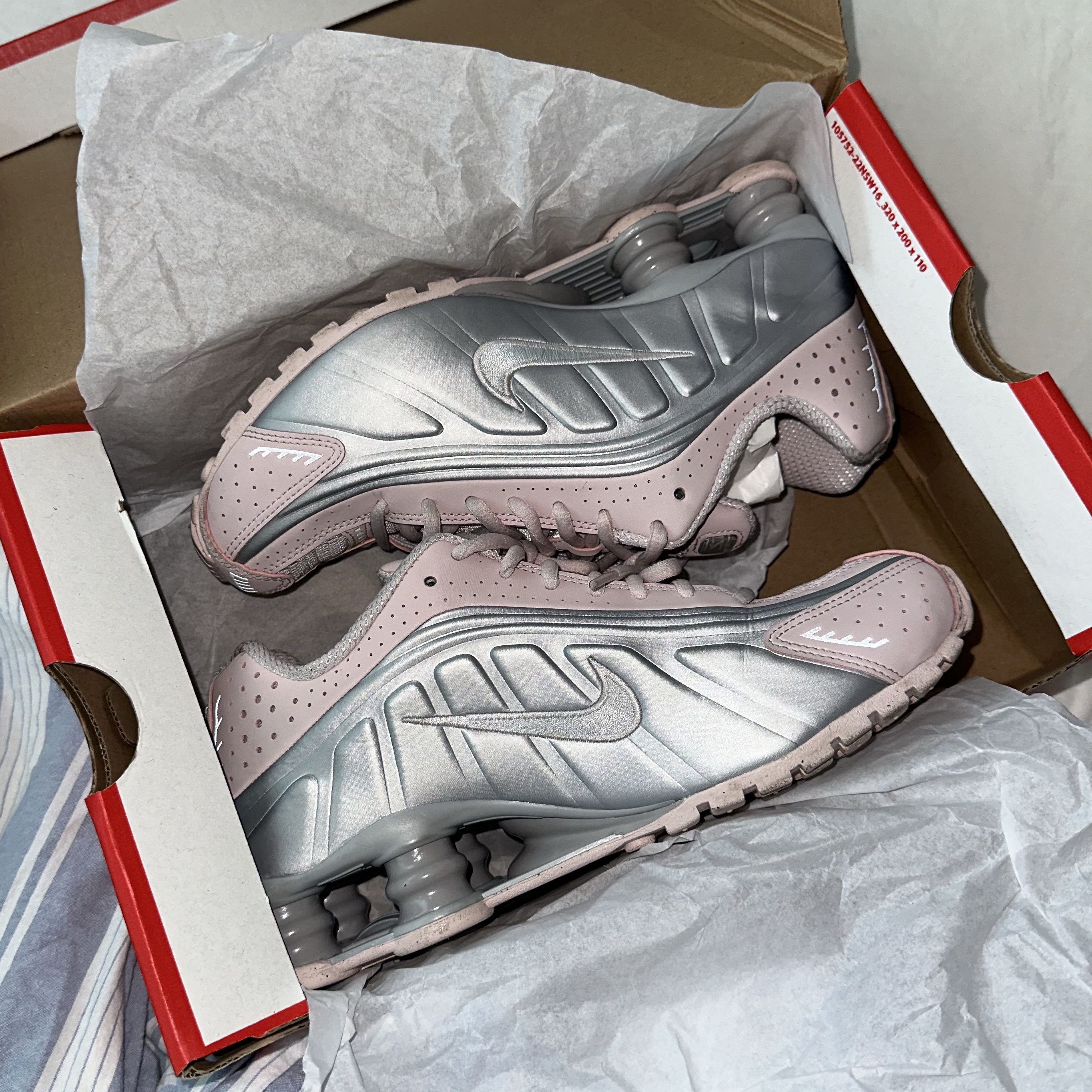 (W) Nike Shox R4 Barely Rose Metallic Platinum 착용 스타일 - 1