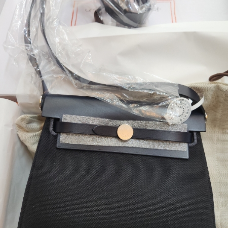 Hermes Herbag Zip 20 Bag Military Canvas Hunter Cowhide & Palladium Noir Bleu Indigo 착용 스타일 - 1