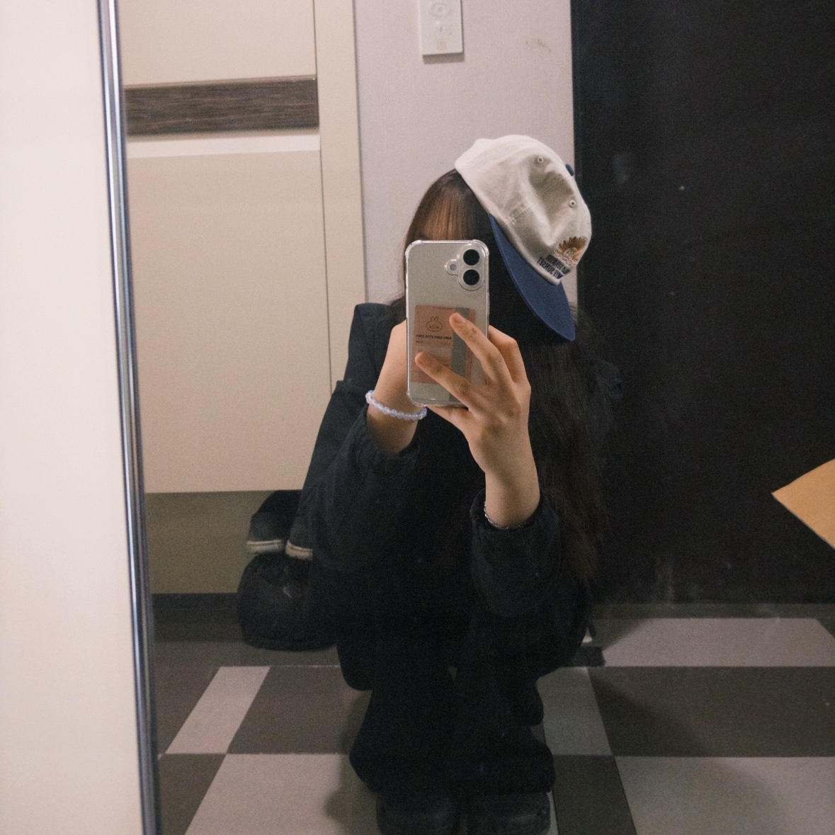 Hello Sunrise 90s Logo 6Panel Cap Beige & Navy 착용 스타일