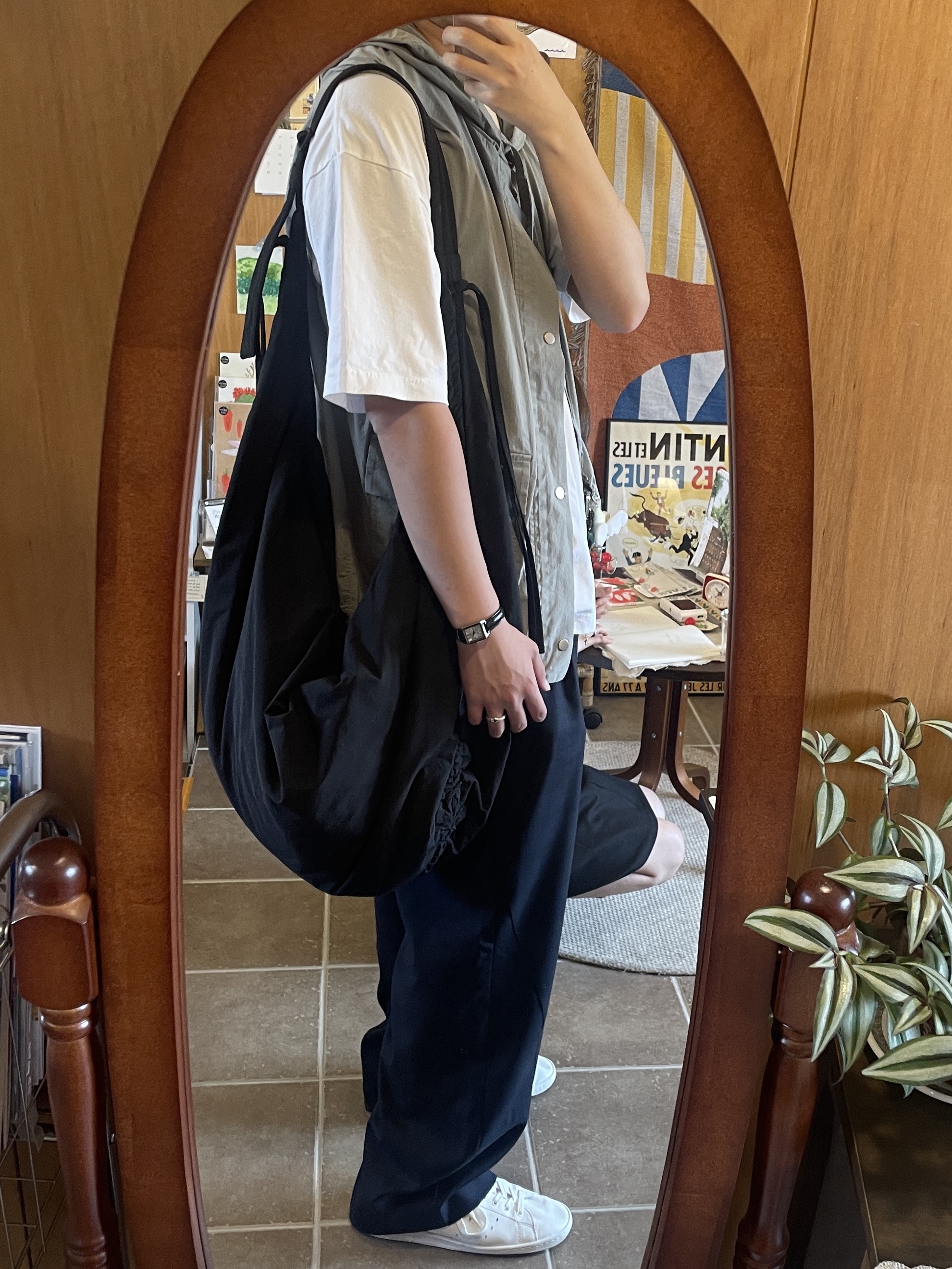 COS Canopy Nylon Oversized Crossbody Bag Black, Balenciaga x Adidas Stan Smith Core White Green 착용 스타일 - 2