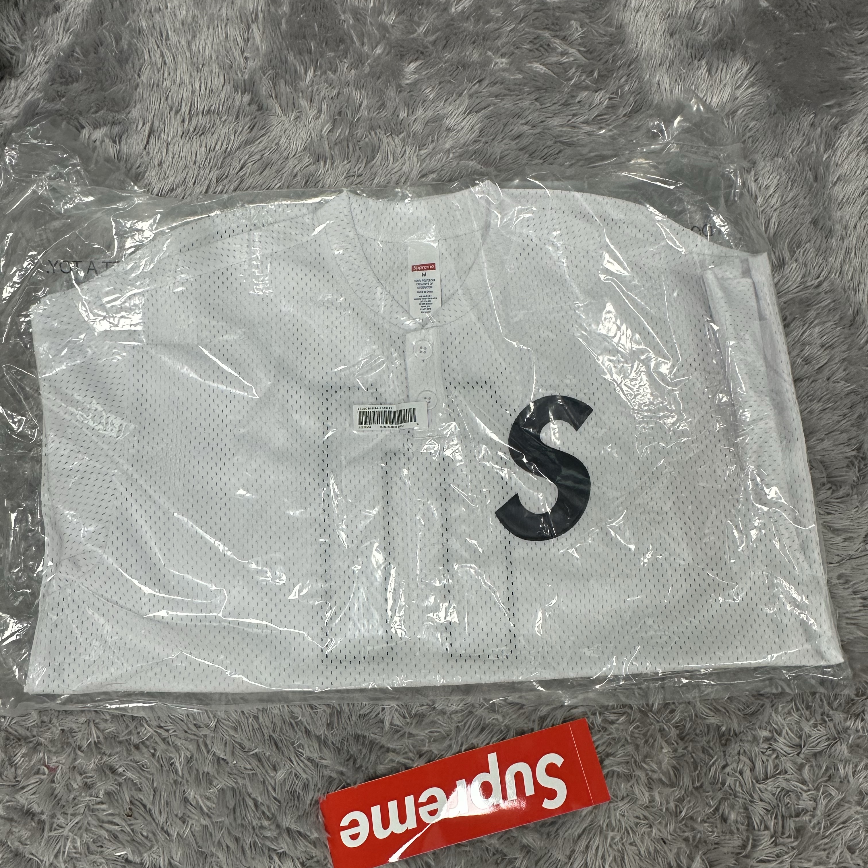 Supreme S Logo Baseball Henley White - 25SS 착용 스타일