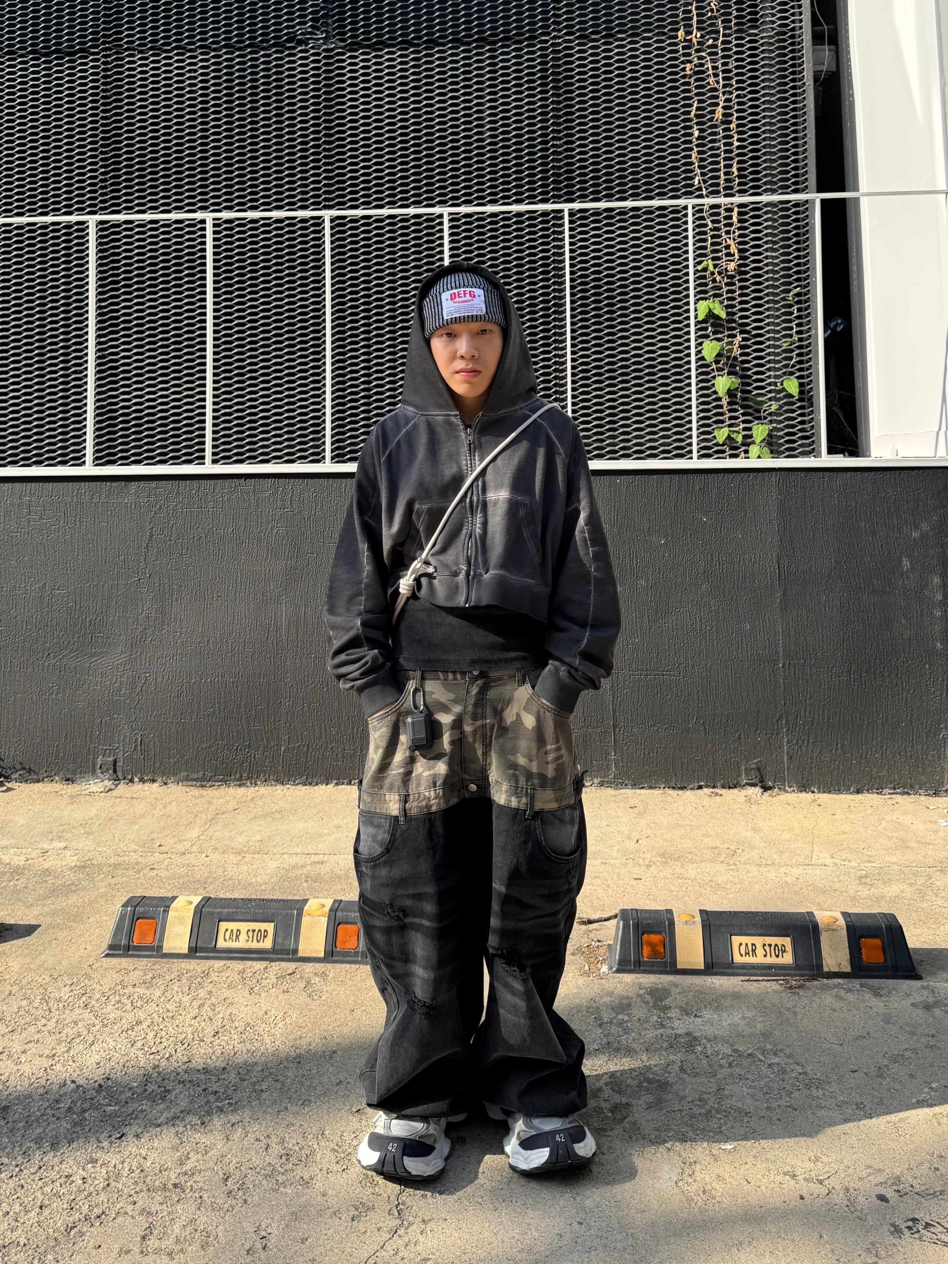 Balenciaga Cargo Sneakers White Grey 착용 스타일 - 4