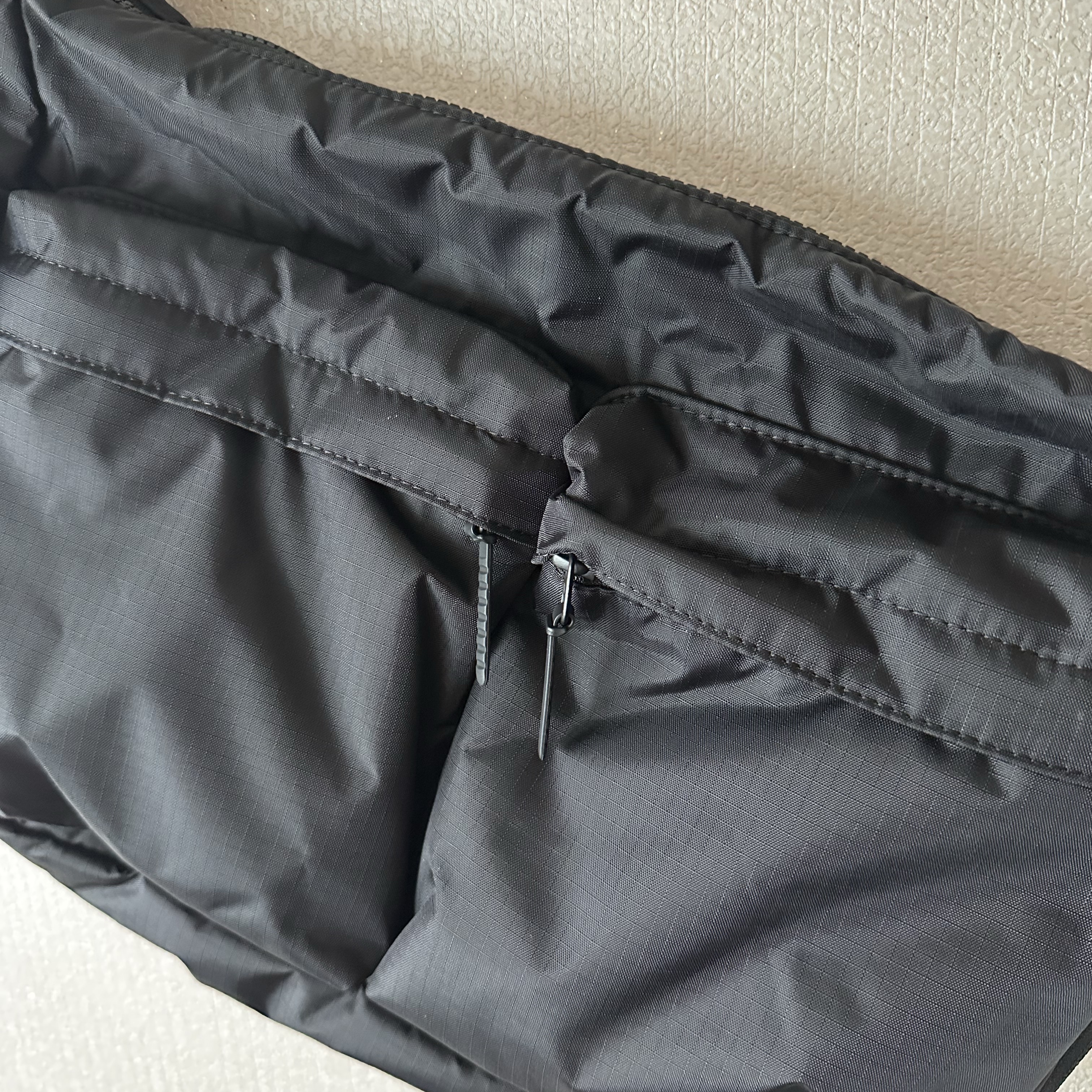 Uniqlo Multi Pocket Shoulder Bag Black 착용 스타일 - 2