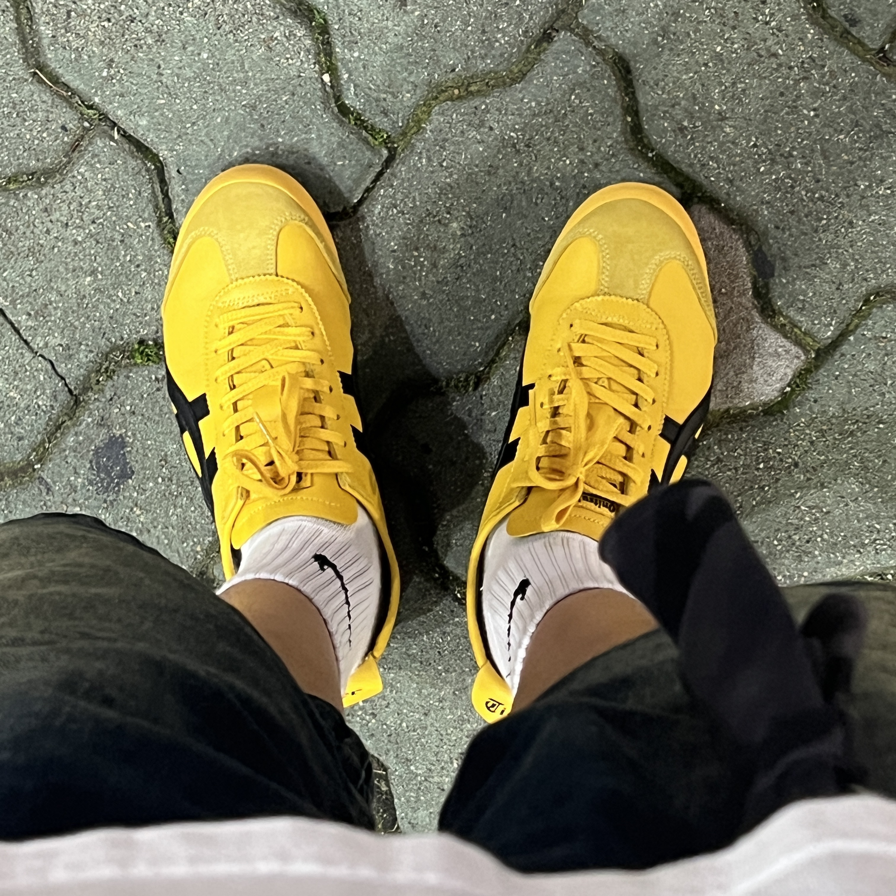 Onitsuka Tiger Mexico 66 Yellow Black 착용 스타일 - 3
