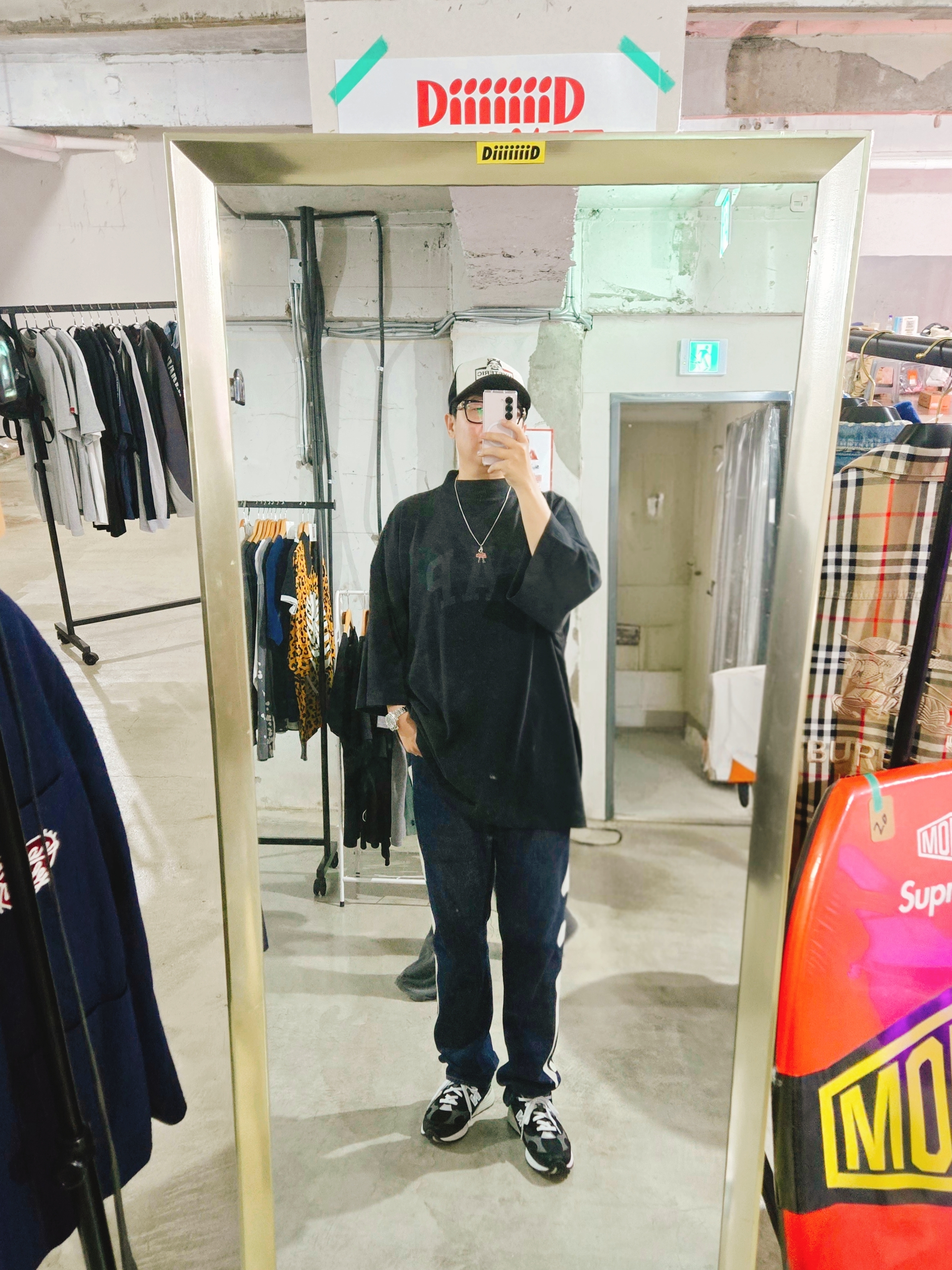 Yeezy Gap Engineered By Balenciaga Dove 3/4 Sleeve T-Shirt Black, Kapital 12.5 oz. Denim Mexican Tuxedo 5P Okagilly Pants Indigo 착용 스타일