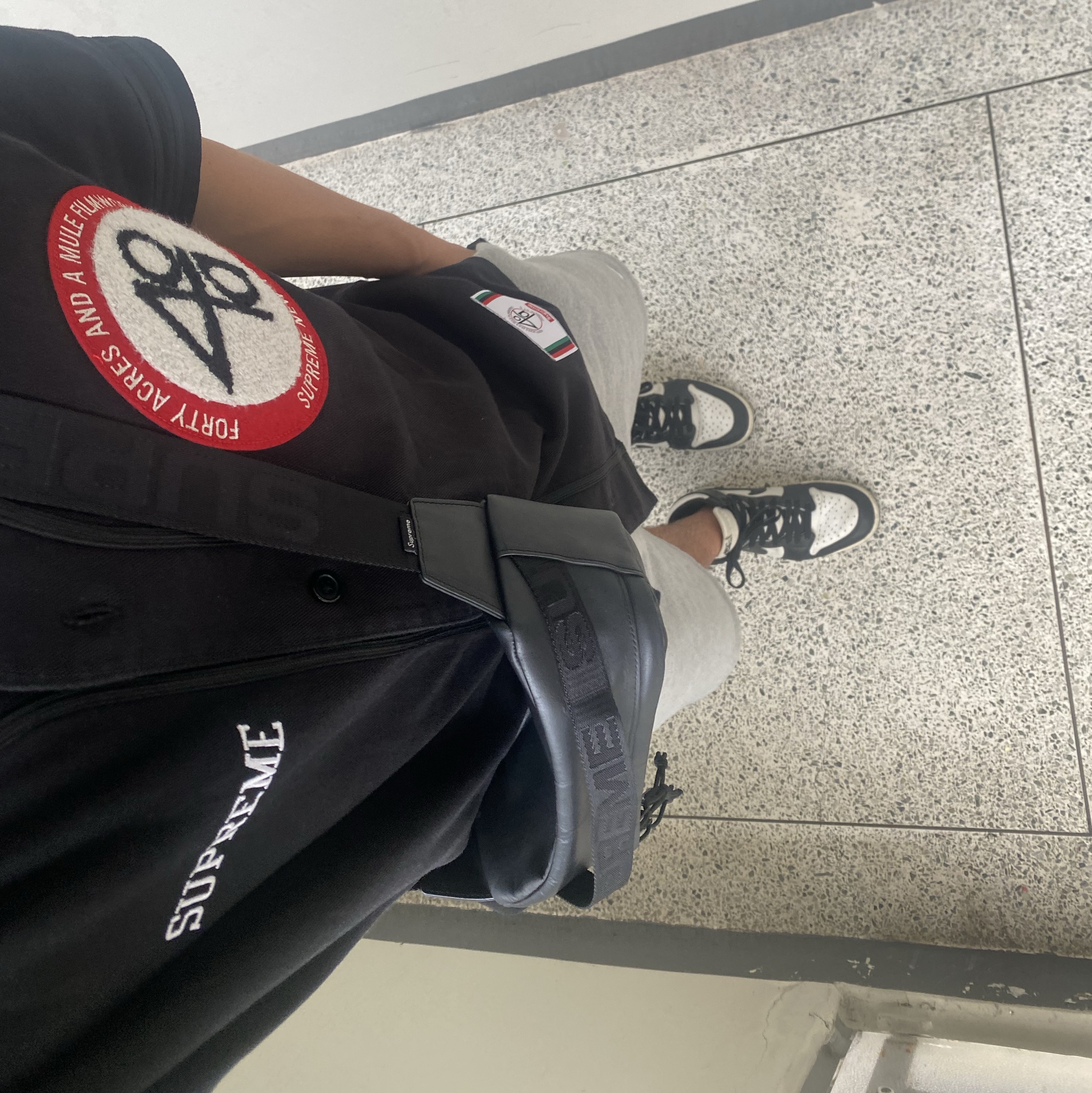 Supreme Leather Waist Bag Black - 23FW 착용 스타일