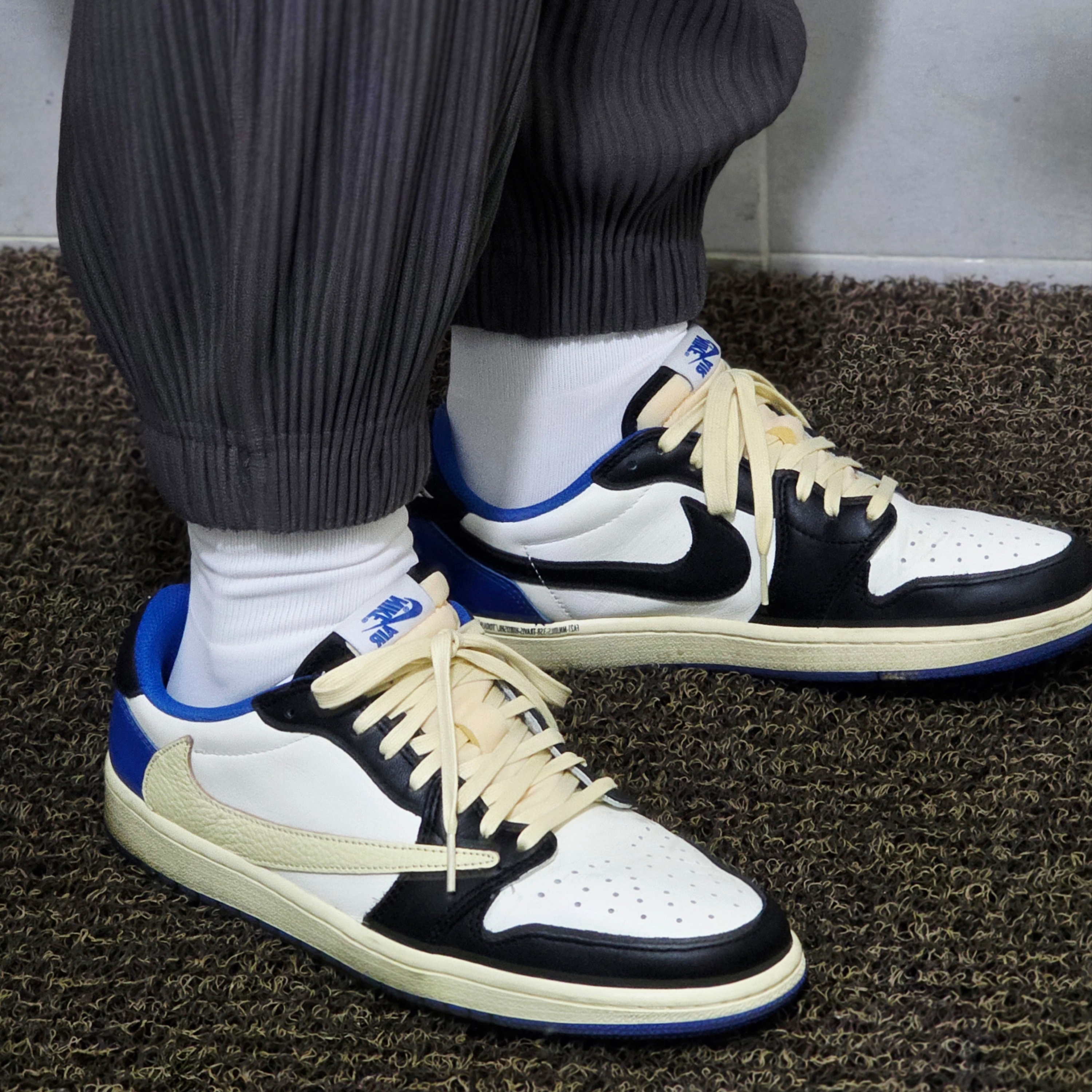 Jordan 1 x Travis Scott x Fragment Retro Low OG SP Military Blue 착용 스타일