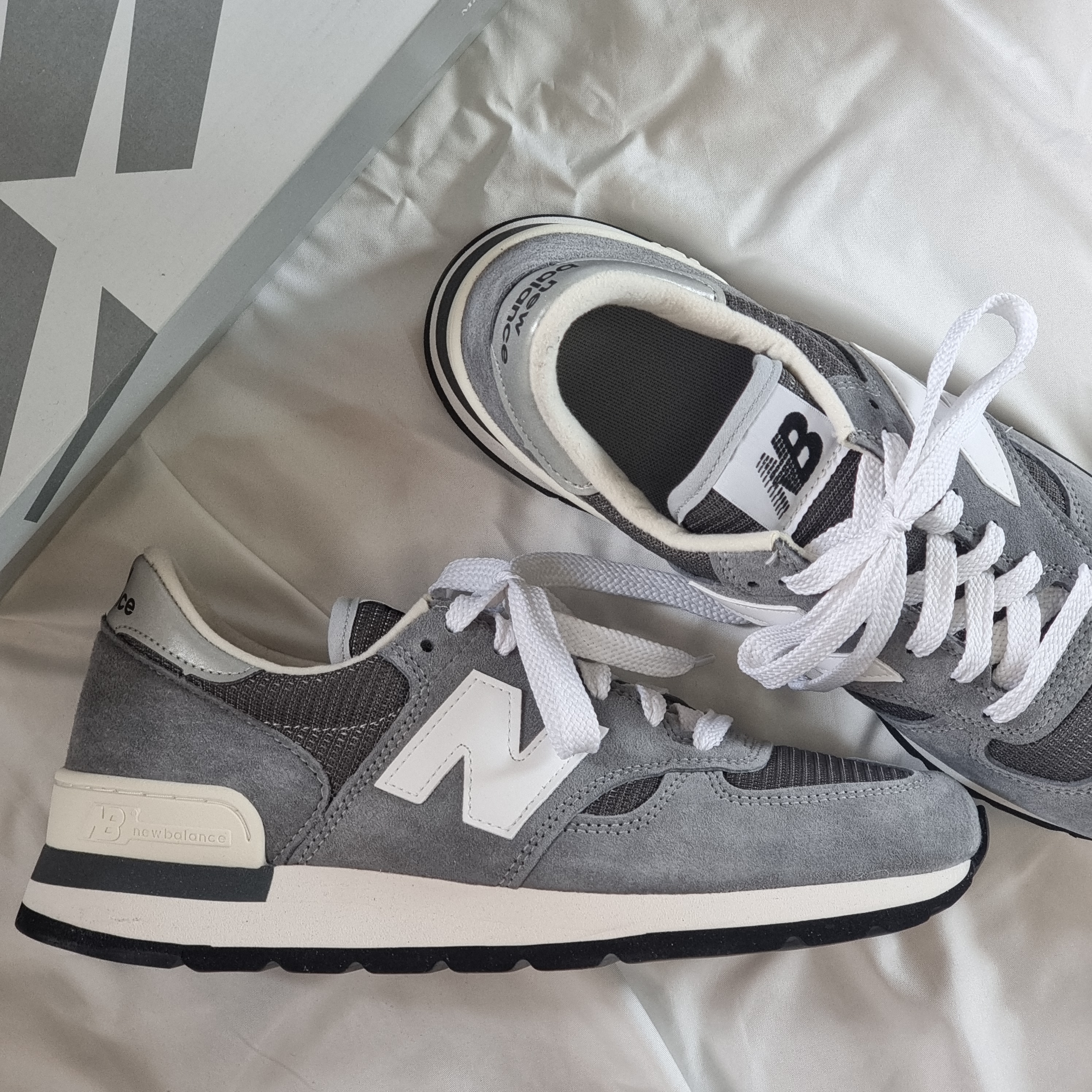 New Balance 990v1 Made in USA Grey White 착용 스타일 - 2