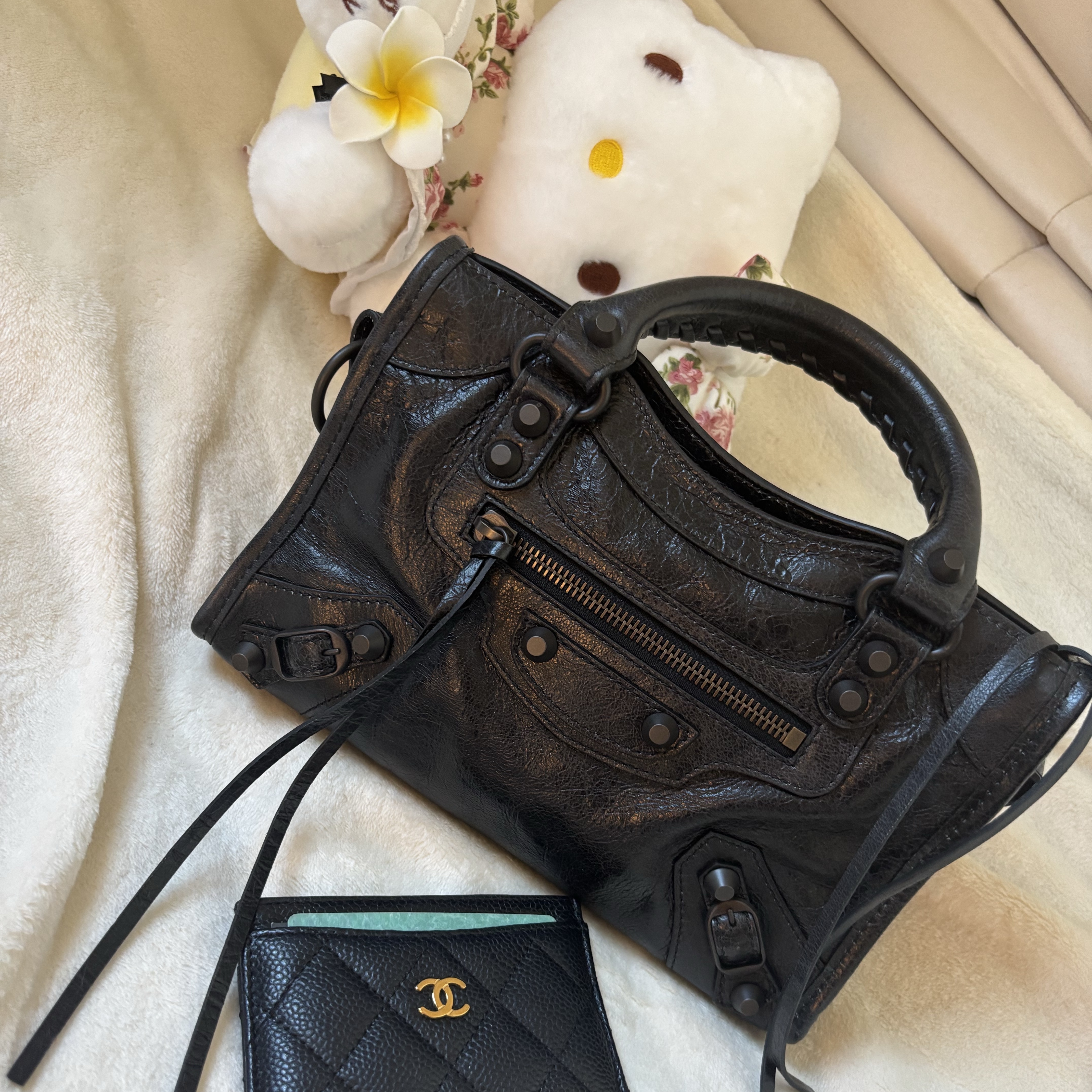 Chanel Classic Card Holder Grained Calfskin & Gold Black, Balenciaga Le City Mini Bag Black 착용 스타일