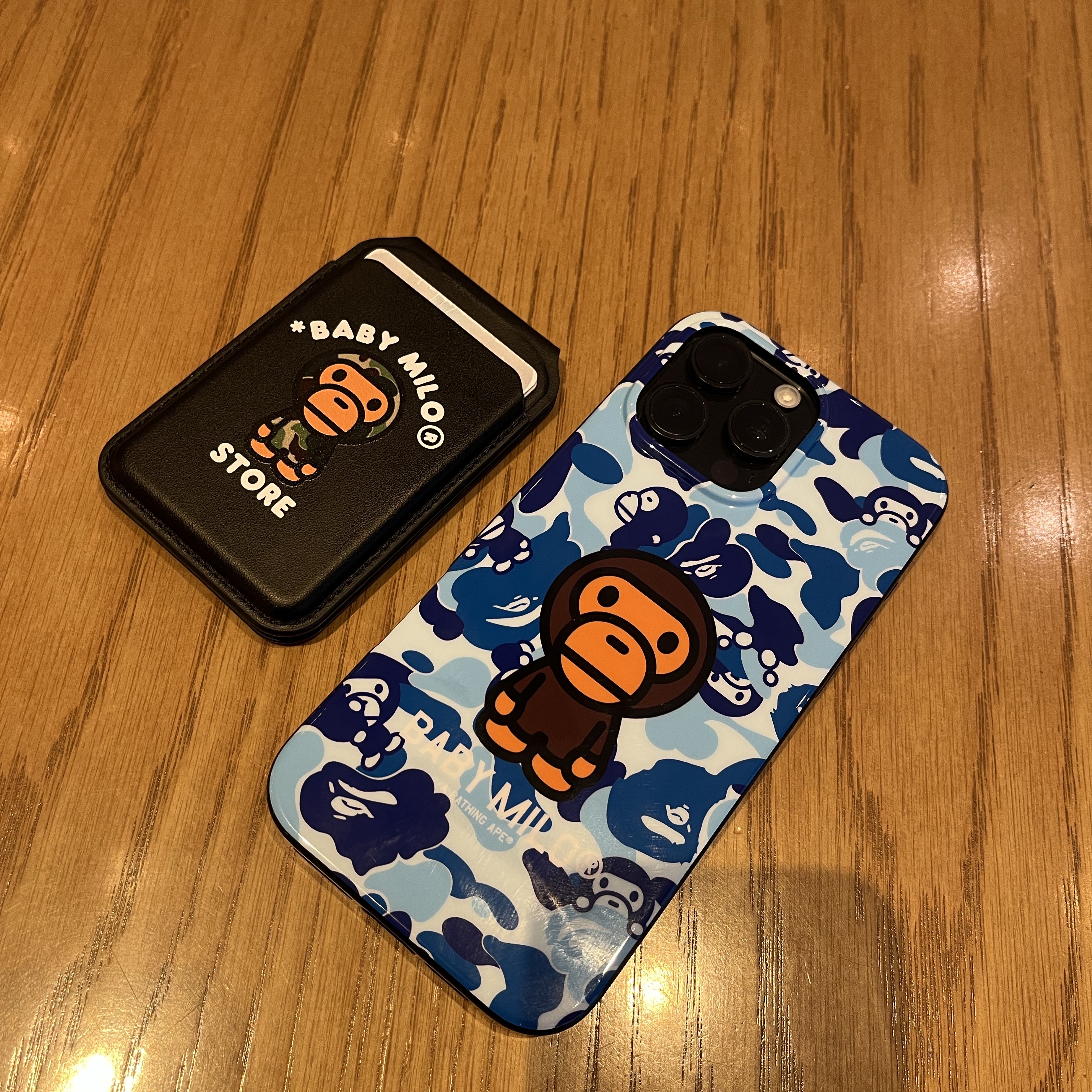 BAPE Baby Milo MagSafe Card Holder Black, BAPE ABC Milo Camo iPhone 16 Pro Max Case Blue 착용 스타일