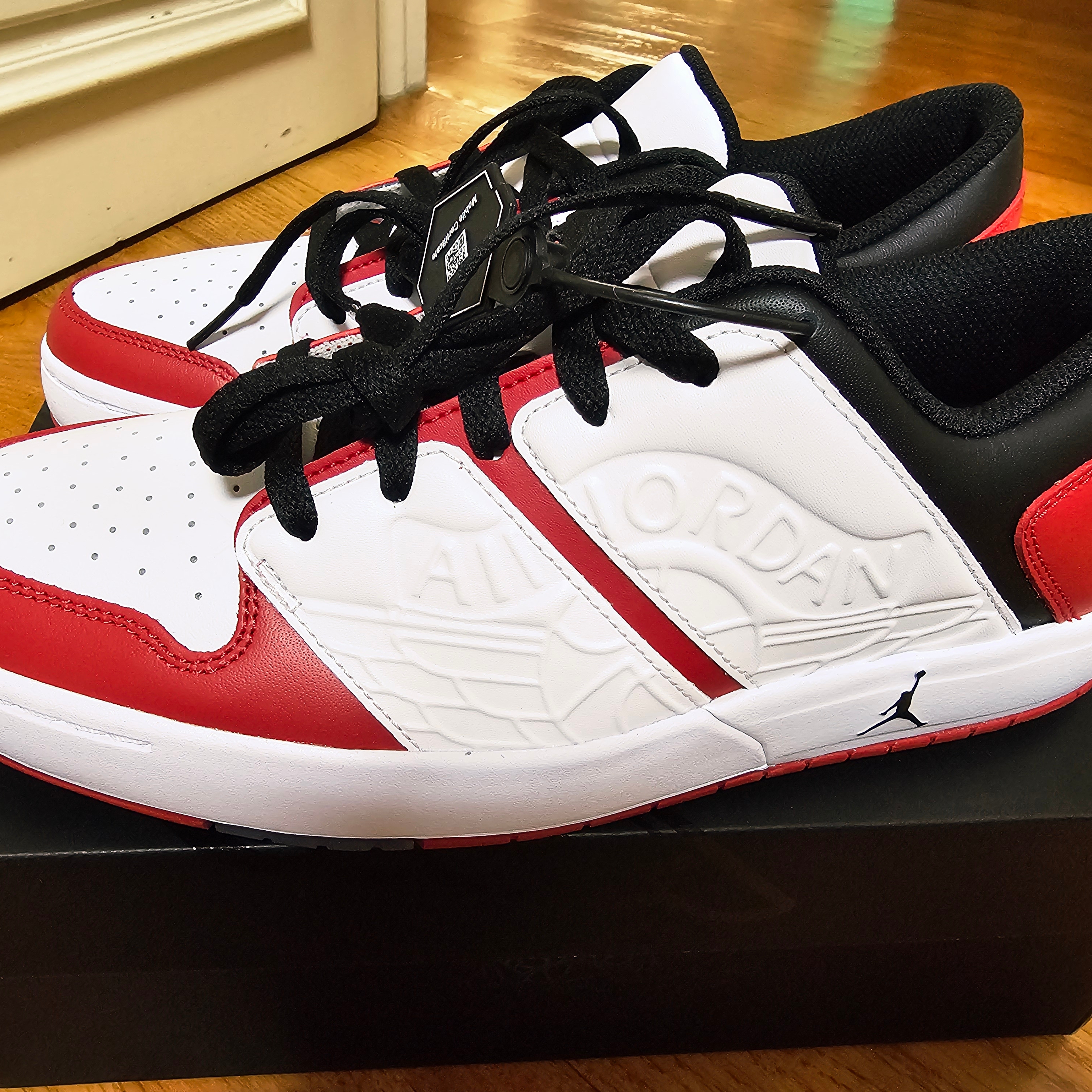 Jordan Nu Retro 1 Low Varsity Red White 착용 스타일