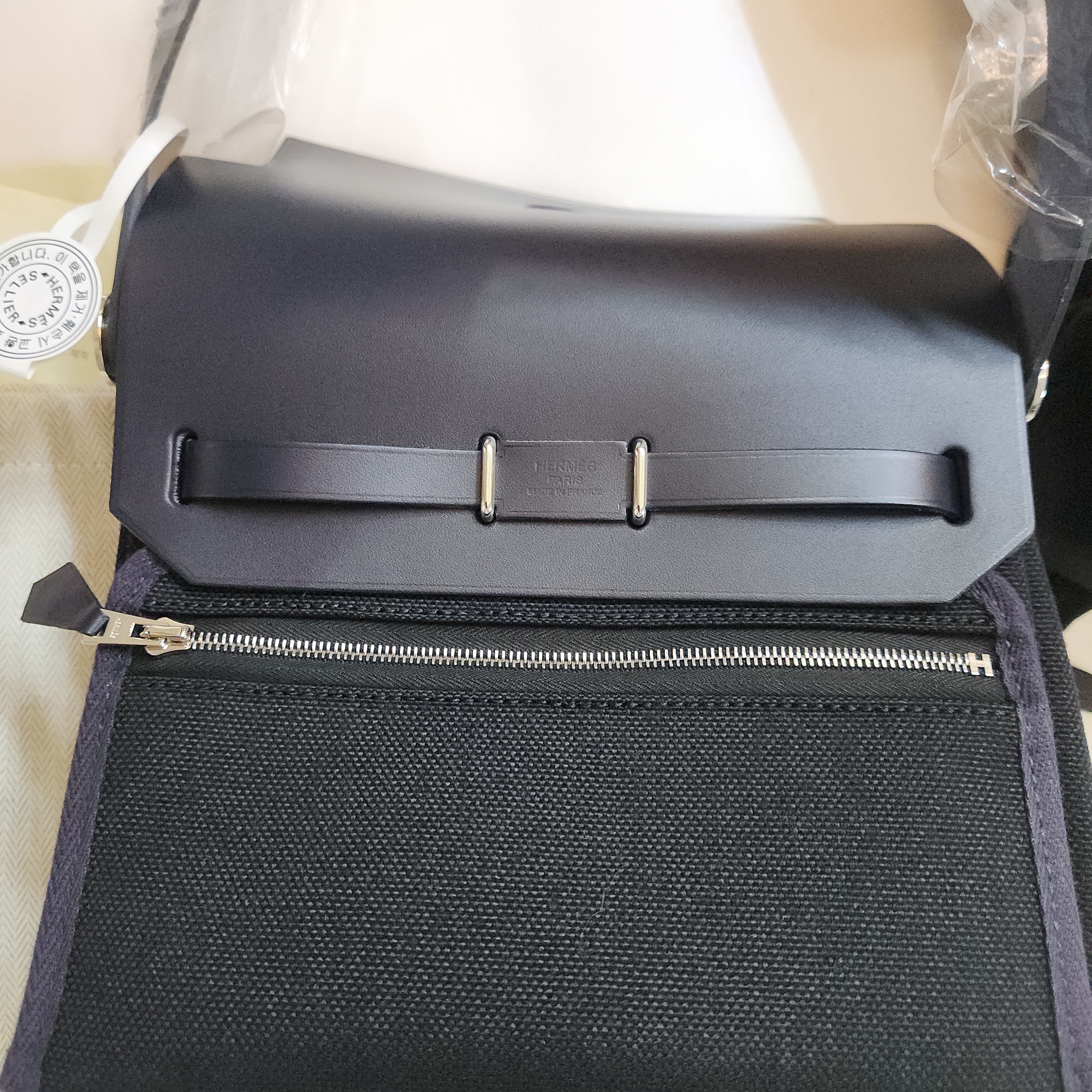 Hermes Herbag Zip 20 Bag Military Canvas Hunter Cowhide & Palladium Noir Bleu Indigo 착용 스타일 - 2