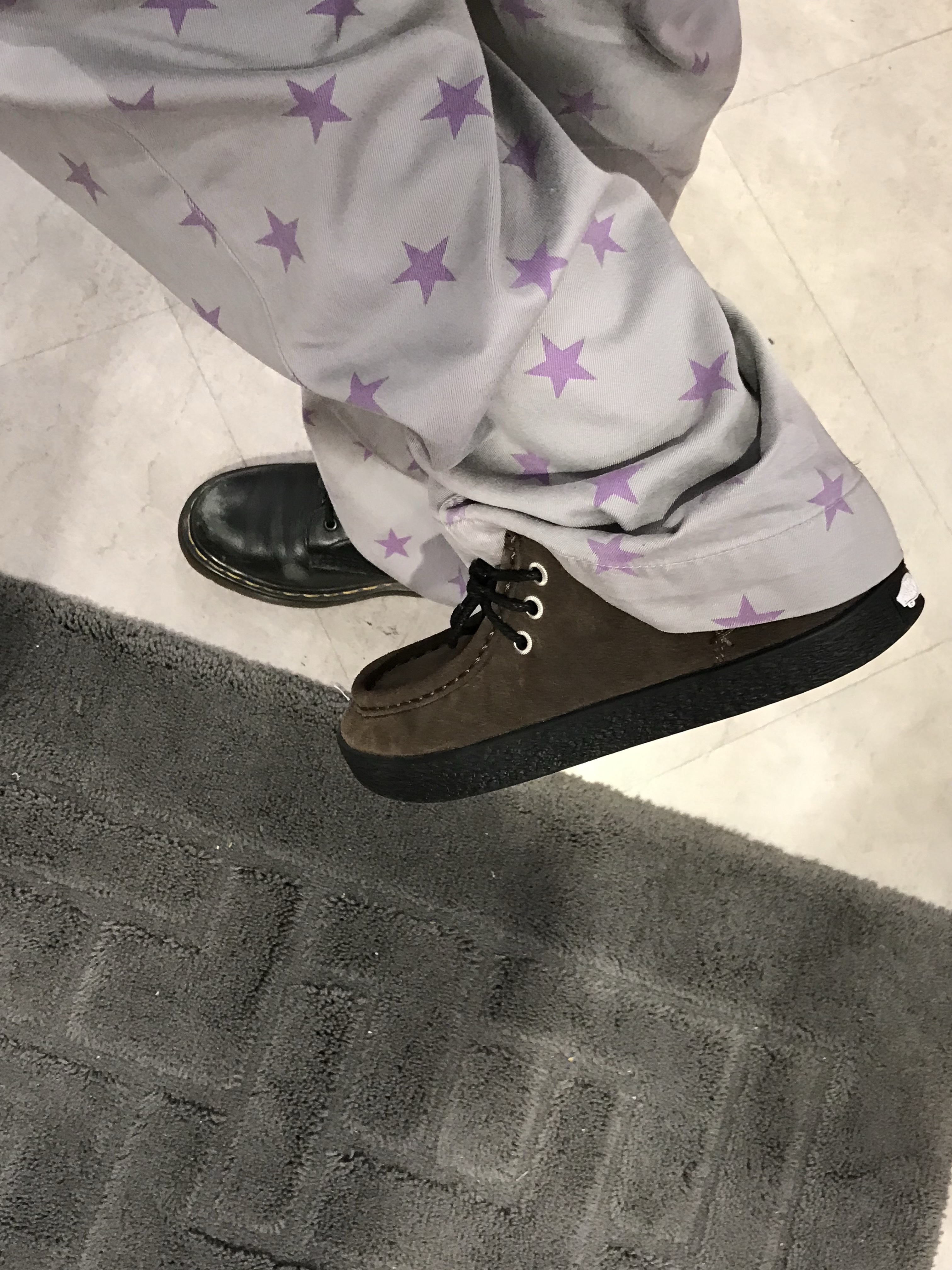 Supreme Chino Pants Grey Stars - 22SS, Dr. Martens 1460 Smooth Boots Black 착용 스타일 - 4