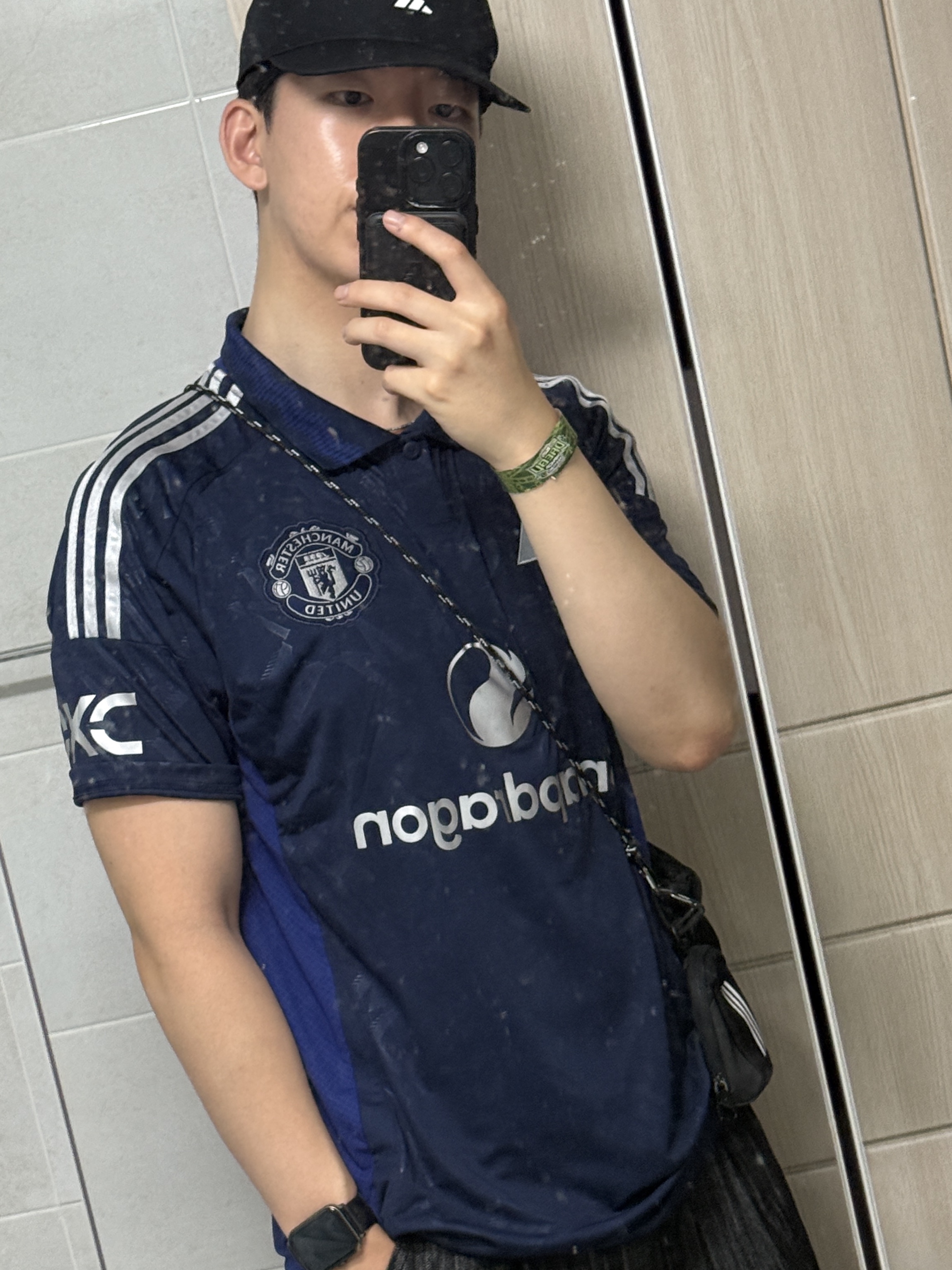 Palace Magsafe Wallet Black - 25SS, Adidas Manchester United 2024/25 Away Jersey Night Indigo - KR Sizing (Non Marking Ver.) 착용 스타일 - 1