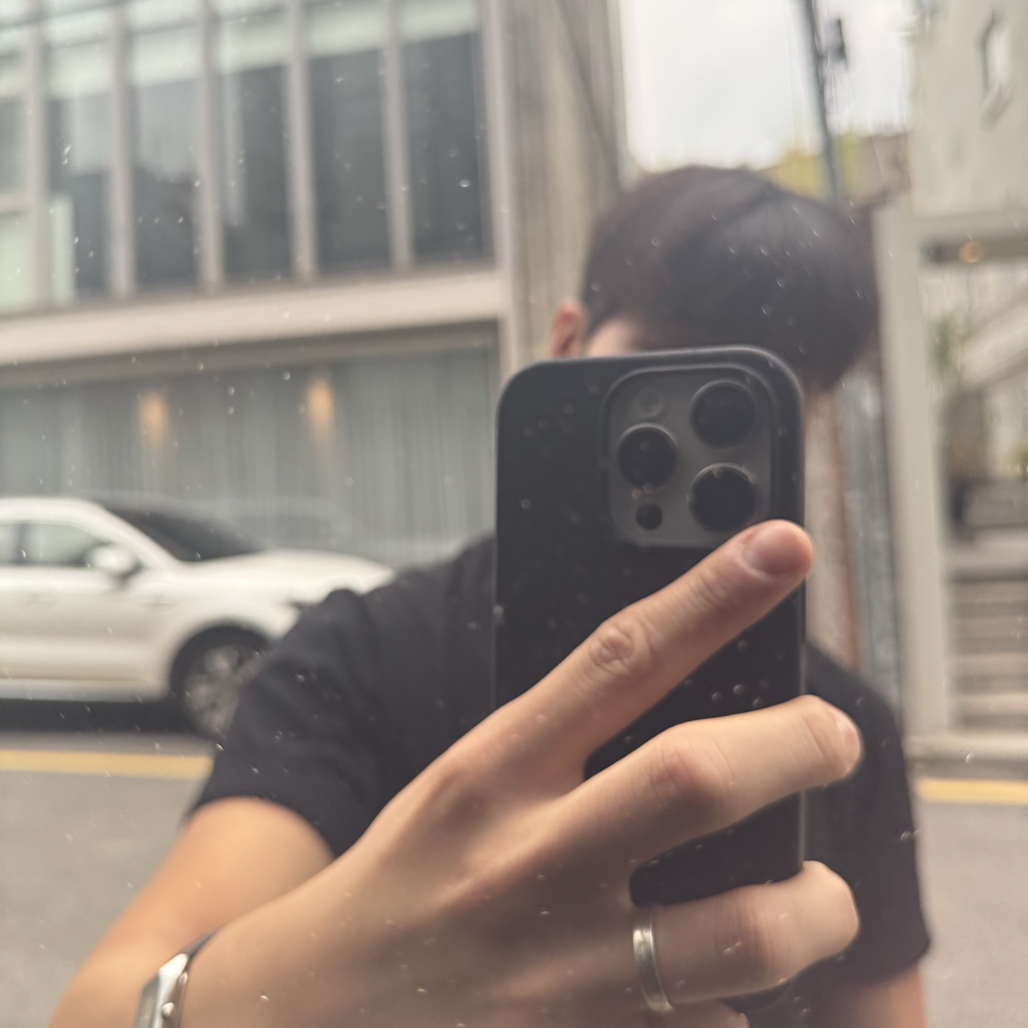 SINJIMORU MagSafe Soft Grip Silicone iPhone 17/16/15/14/13/12 Mini Plus Pro Max Case Black 착용 스타일