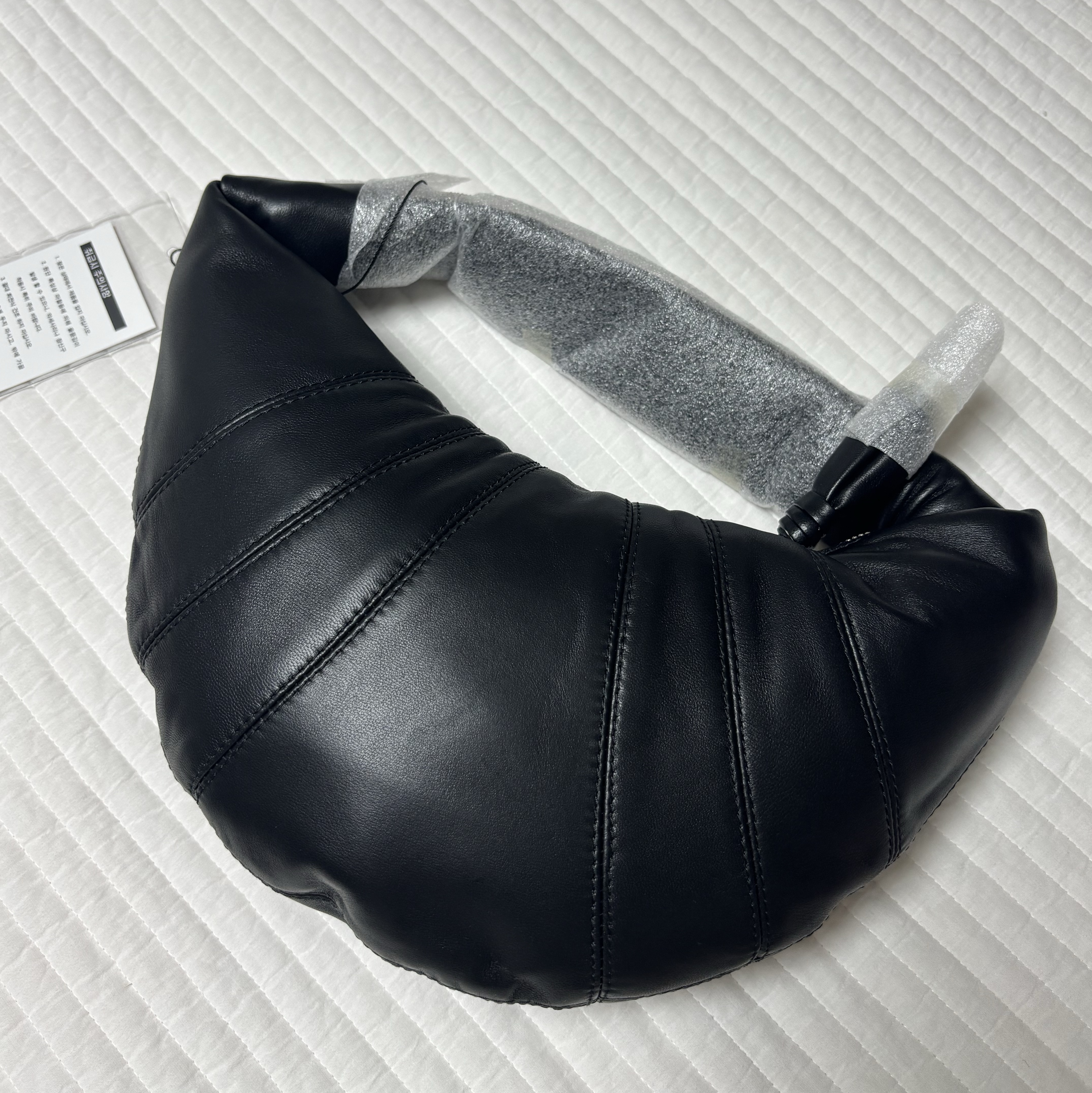 Lemaire Fortune Croissant Bag Soft Nappa Leather Black, Lemaire Mini Fortune Croissant Bag Soft Nappa Leather Black 착용 스타일 - 5