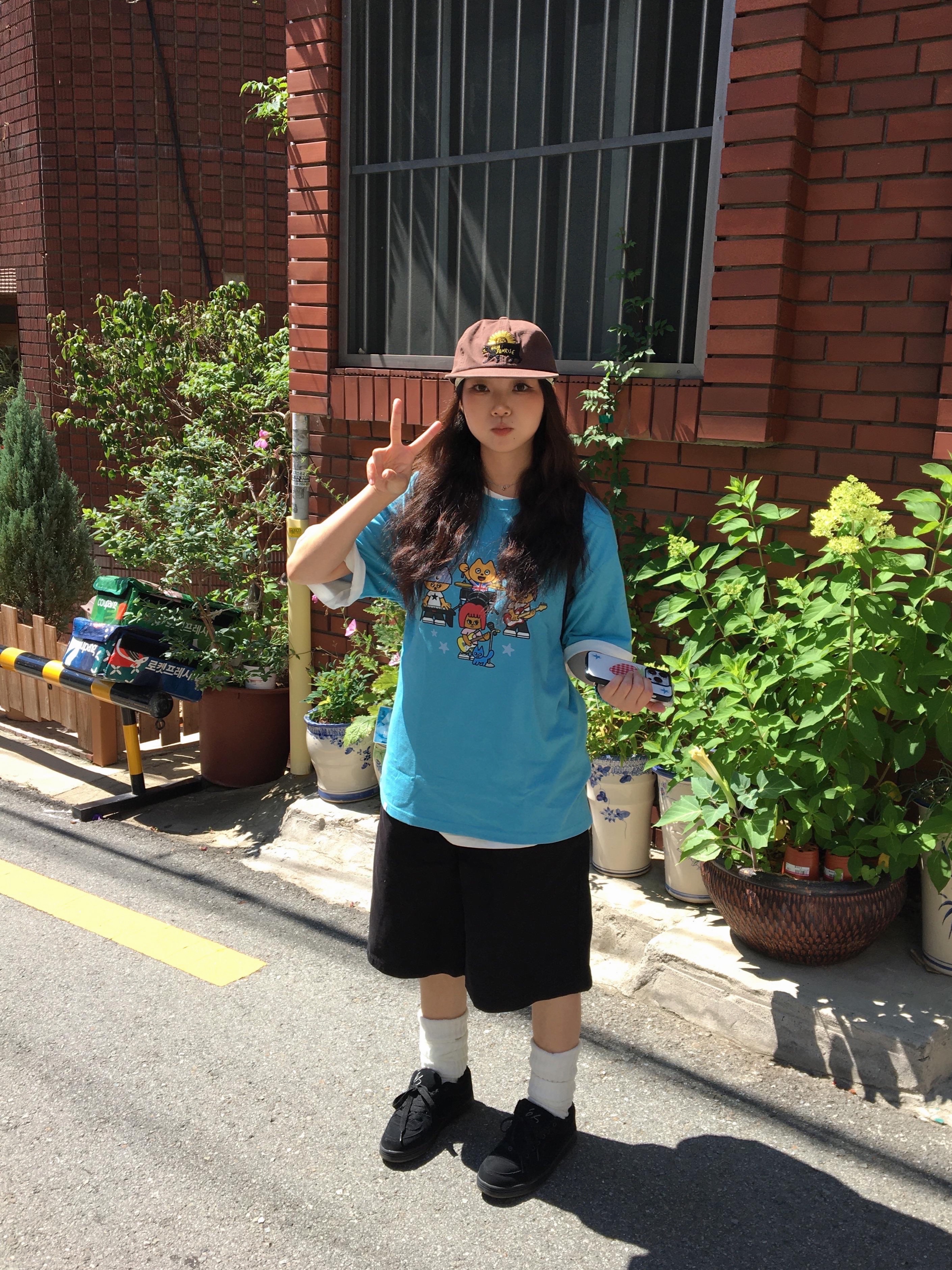 CAVISH x LELBOBROWN U.K Tour SS Tee Blue, Hello Sunrise Washed VTG Cat Logo 6panel Cap Brown 착용 스타일