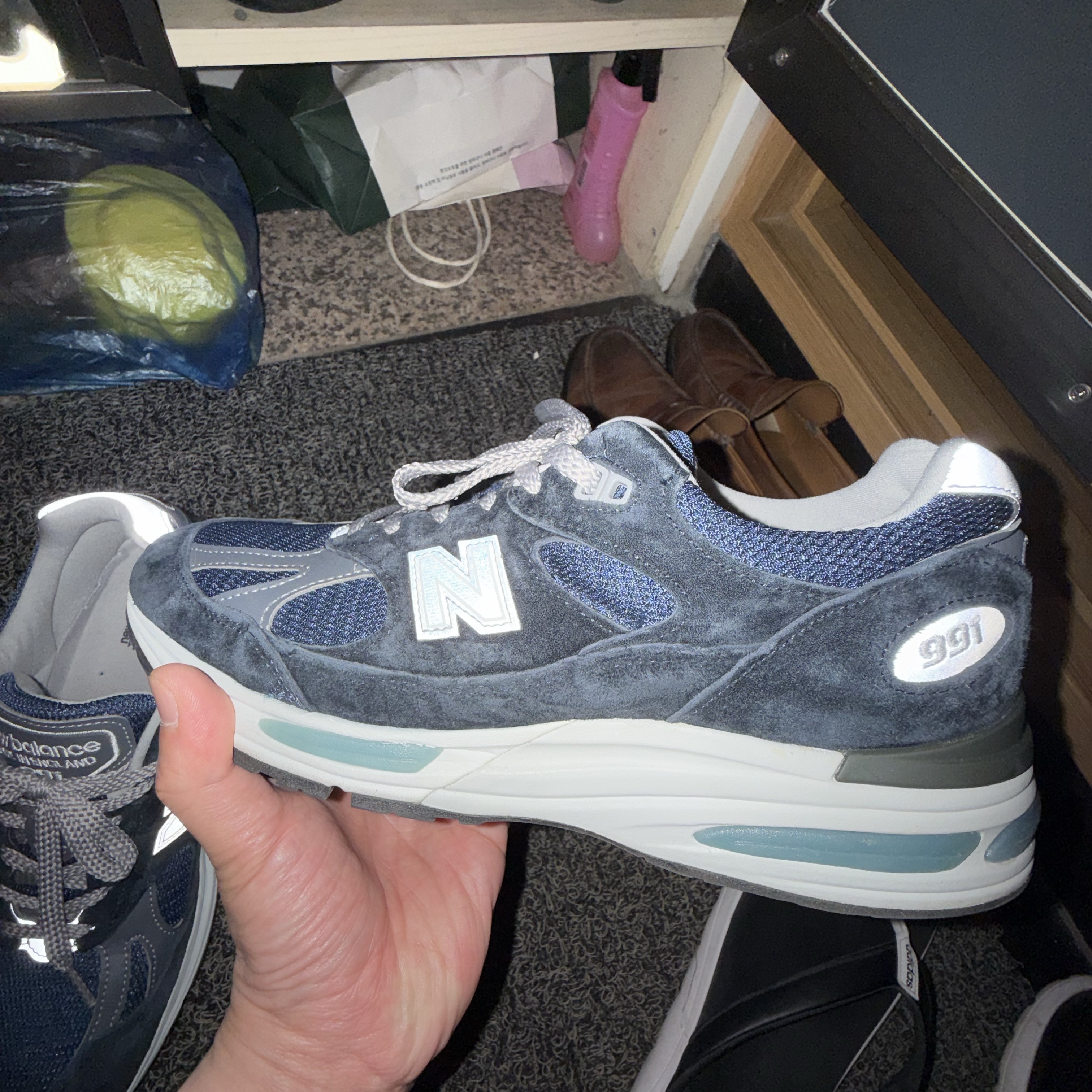 New Balance 991v2 Made in UK Dark Navy Smoked Pearl 착용 스타일 - 2