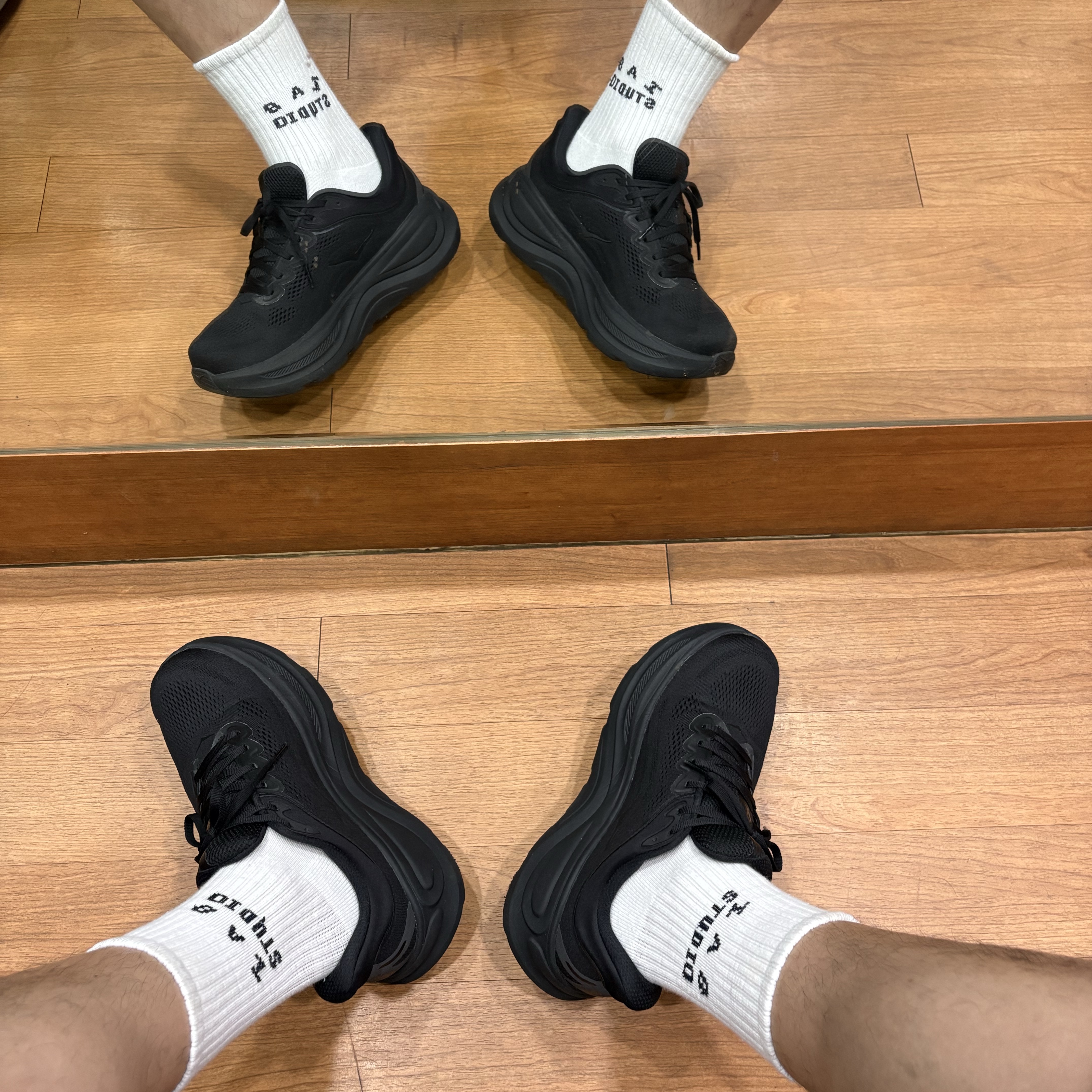 IAB Studio Socks White (5 Pack), Hoka Bondi 9 Black - Wide 착용 스타일