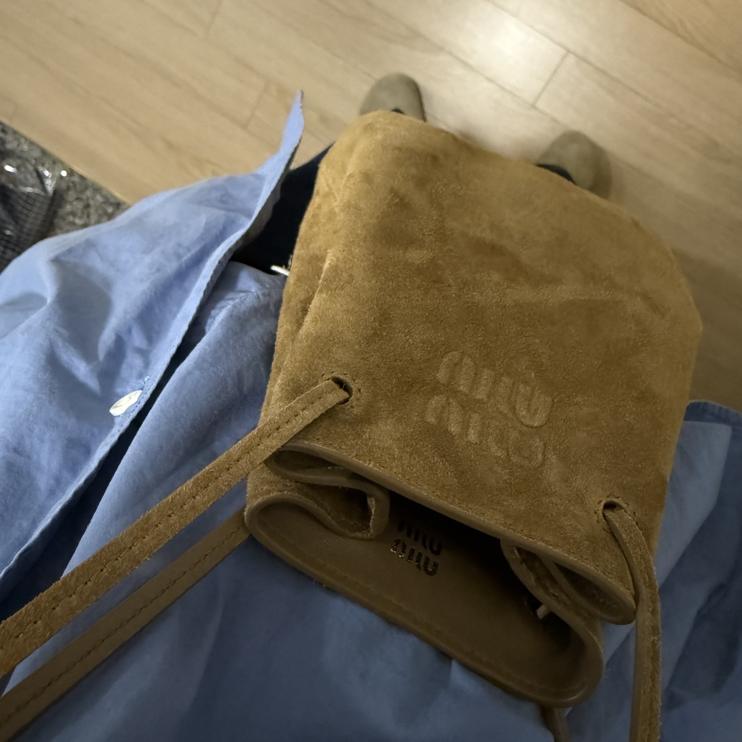 Miu Miu Suede Pouch Olive Green 착용 스타일 - 3