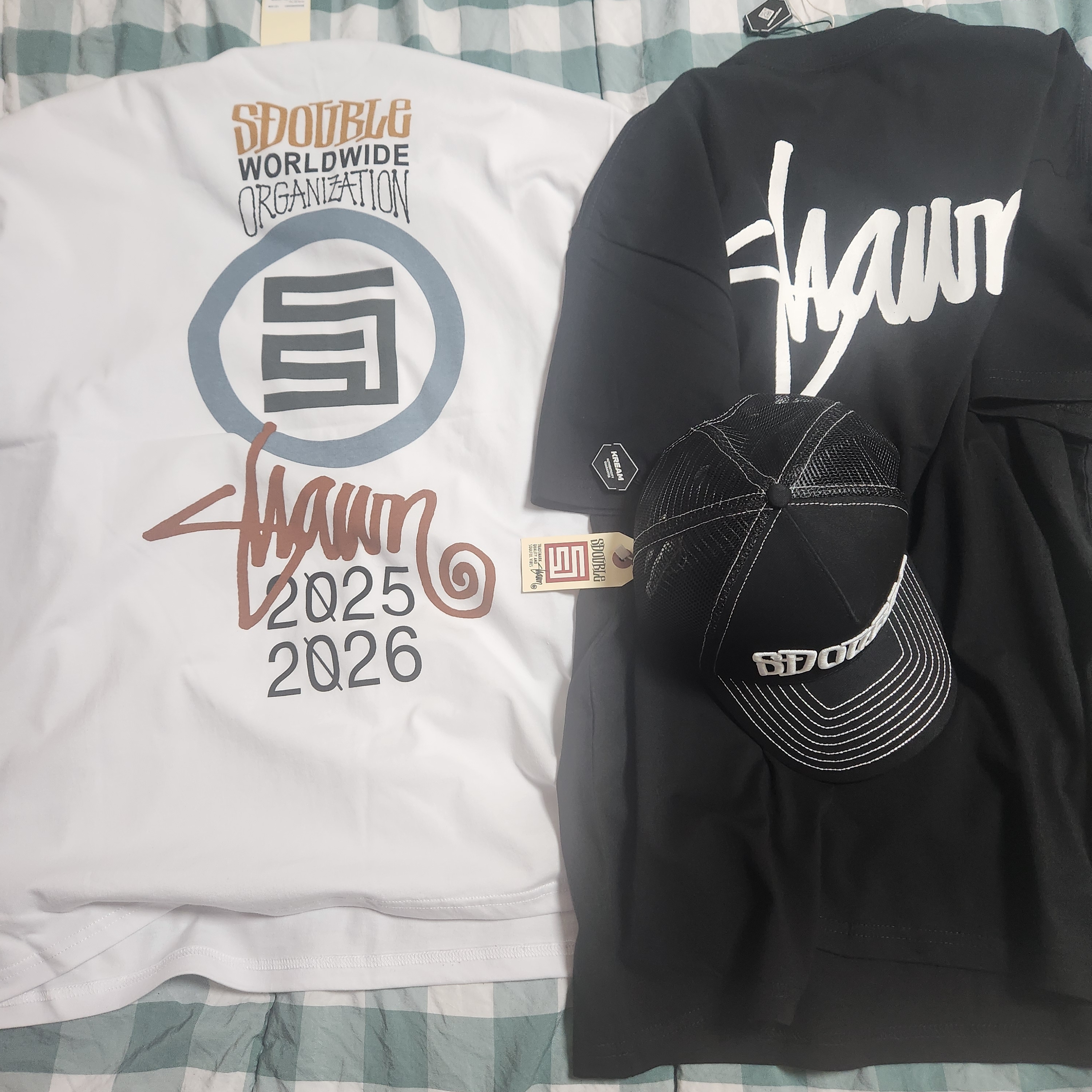 S/Double Shawn Script T-Shirt Black, S/Double 25/26 Short Sleeve T-Shirt White 착용 스타일