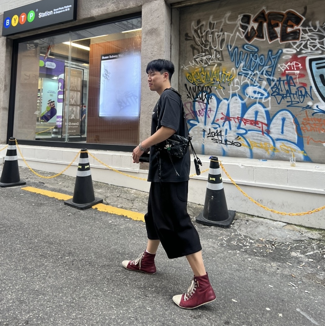 Balenciaga Arena Lambskin Aged Silver Hardware Le Cagole XS Flap Bag Black, Nonnod Scuba Shorts Black 착용 스타일 - 1