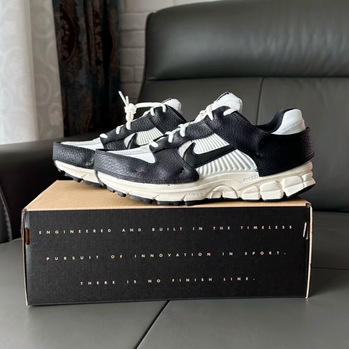(W) Nike Zoom Vomero 5 Wolf Grey and Black 착용 스타일
