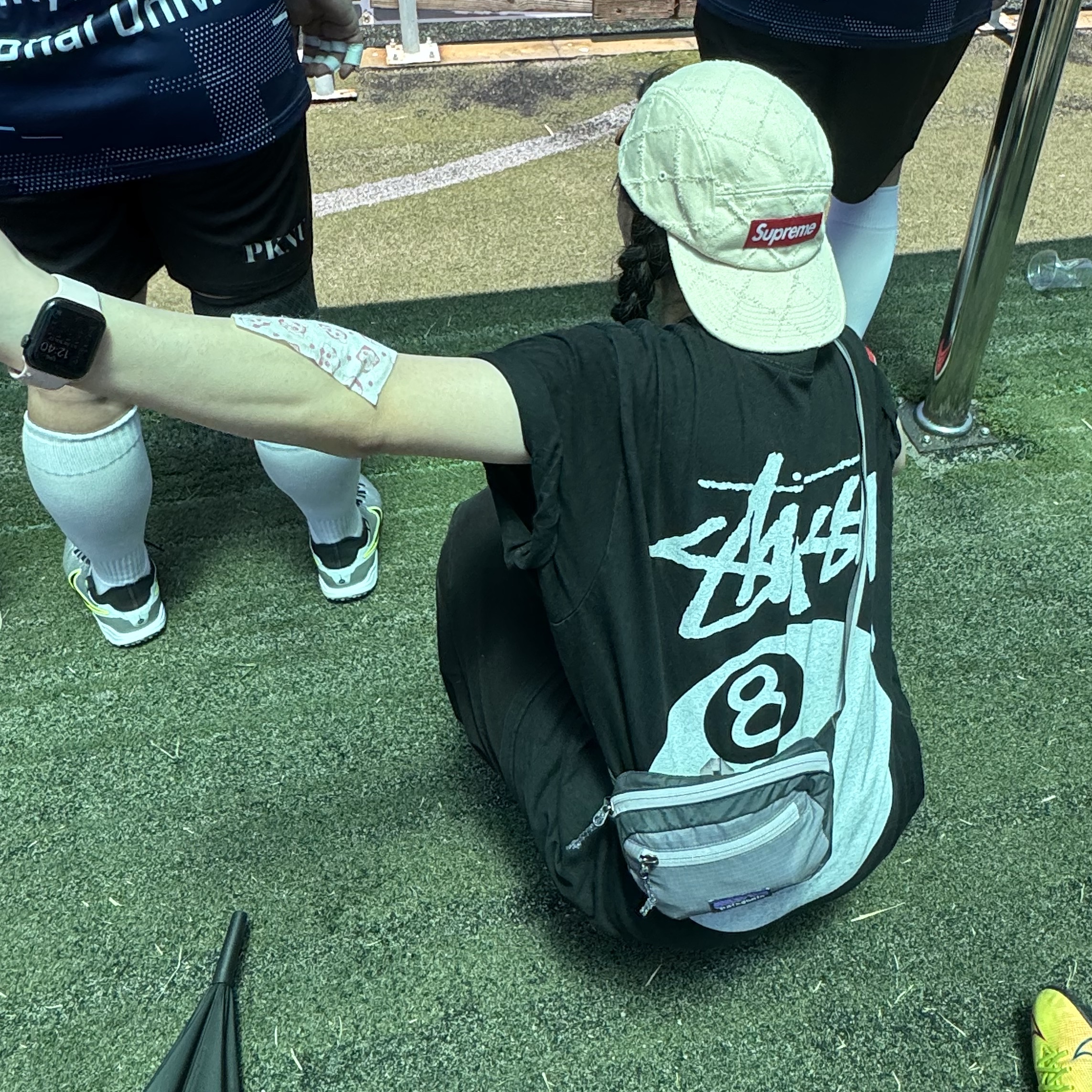 Stussy 8 Ball Pigment Dyed T-Shirt Black, Supreme Punched Denim Camp Cap Dyed Beige - 23FW 착용 스타일 - 4
