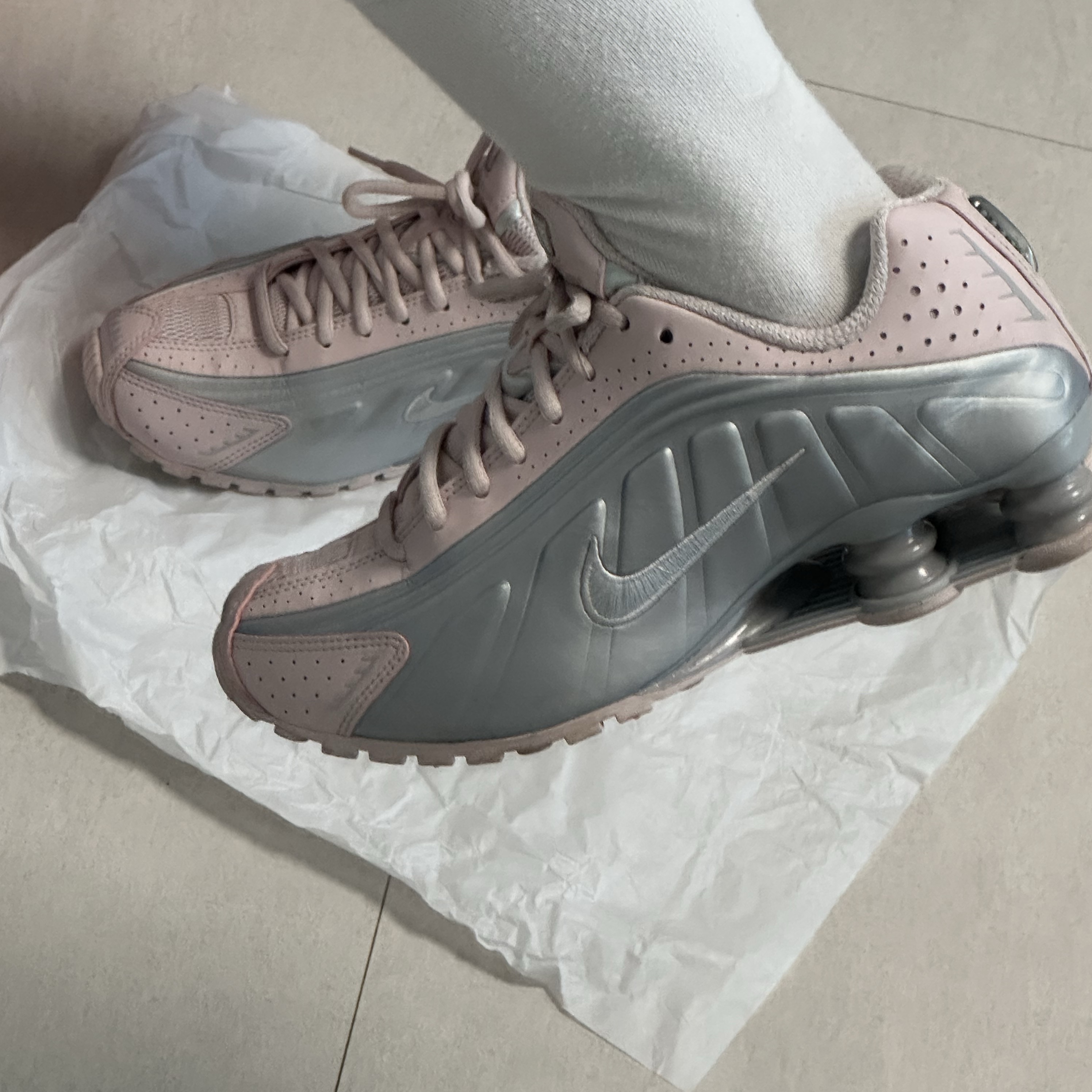 (W) Nike Shox R4 Barely Rose Metallic Platinum 착용 스타일 - 3