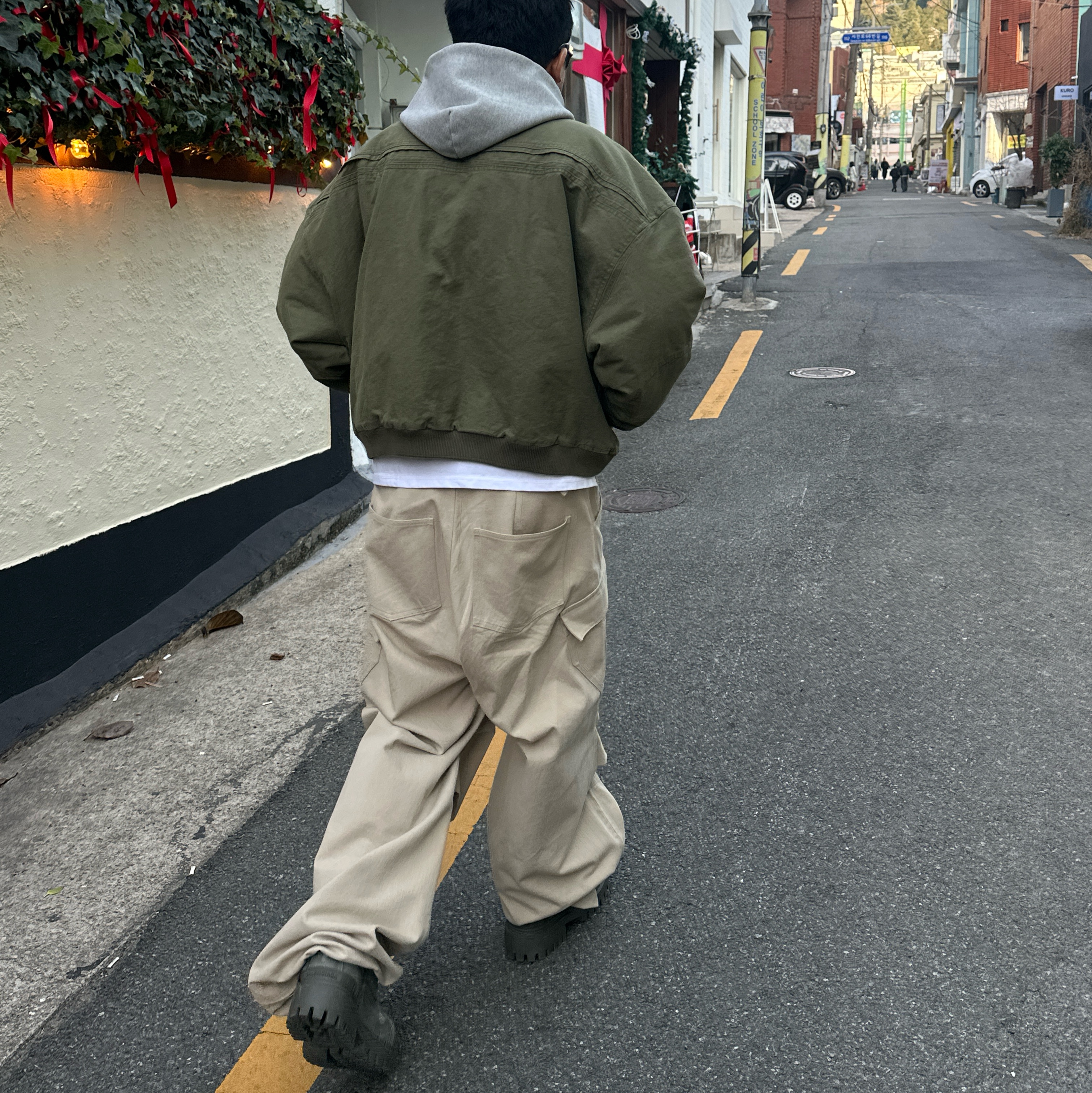 Nonnod Side Zip Cargo Pants Beige, Nonnod Sulfur Dye Serge Bomber Jacket Vintage Khaki 착용 스타일 - 5