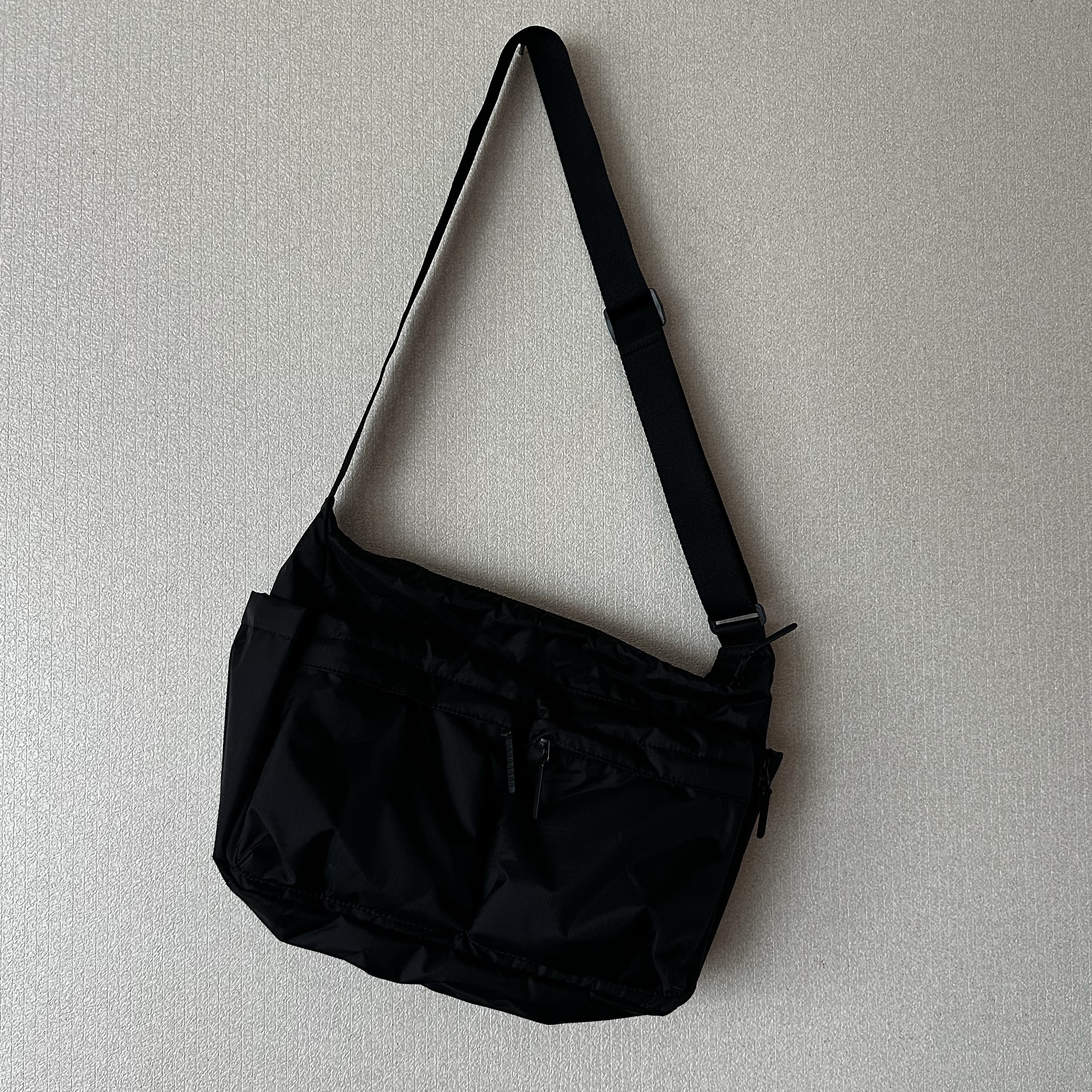 Uniqlo Multi Pocket Shoulder Bag Black 착용 스타일 - 1