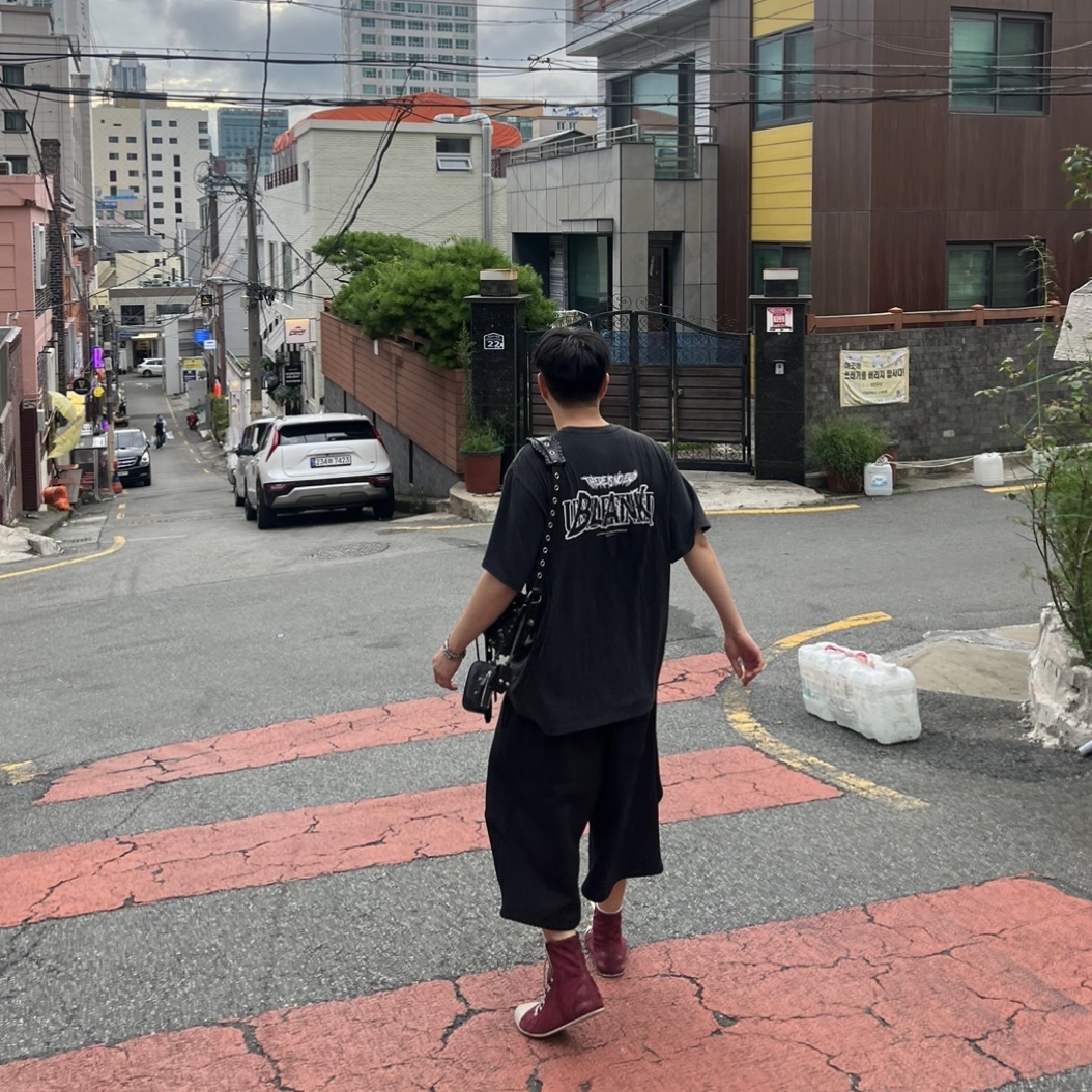 Balenciaga Arena Lambskin Aged Silver Hardware Le Cagole XS Flap Bag Black, Nonnod Scuba Shorts Black 착용 스타일 - 2