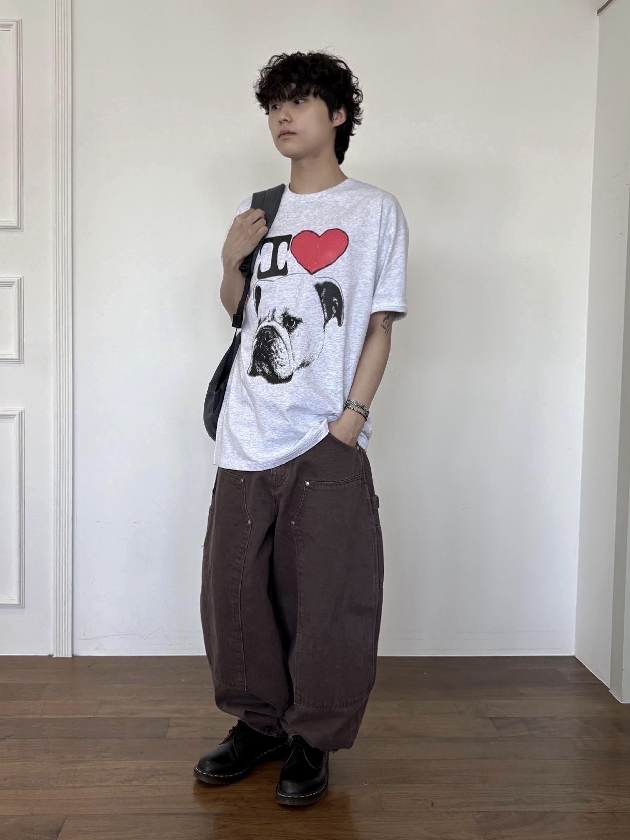 Suade Curved Double Knee Pants Brown, Suade Bulldog Tee White 착용 스타일