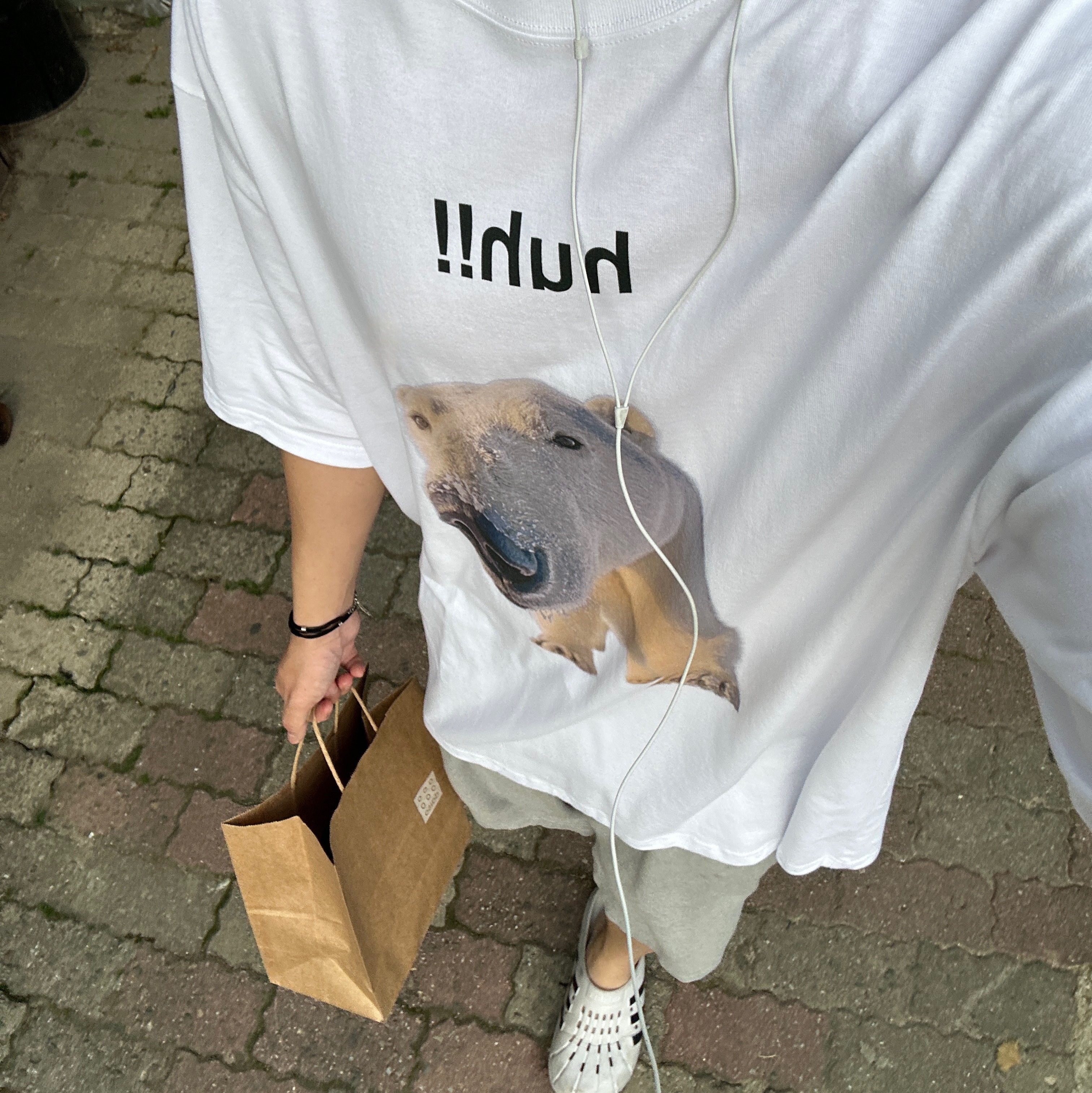 Suade Huh Tee White, Adidas Adilette Clog White Black 착용 스타일